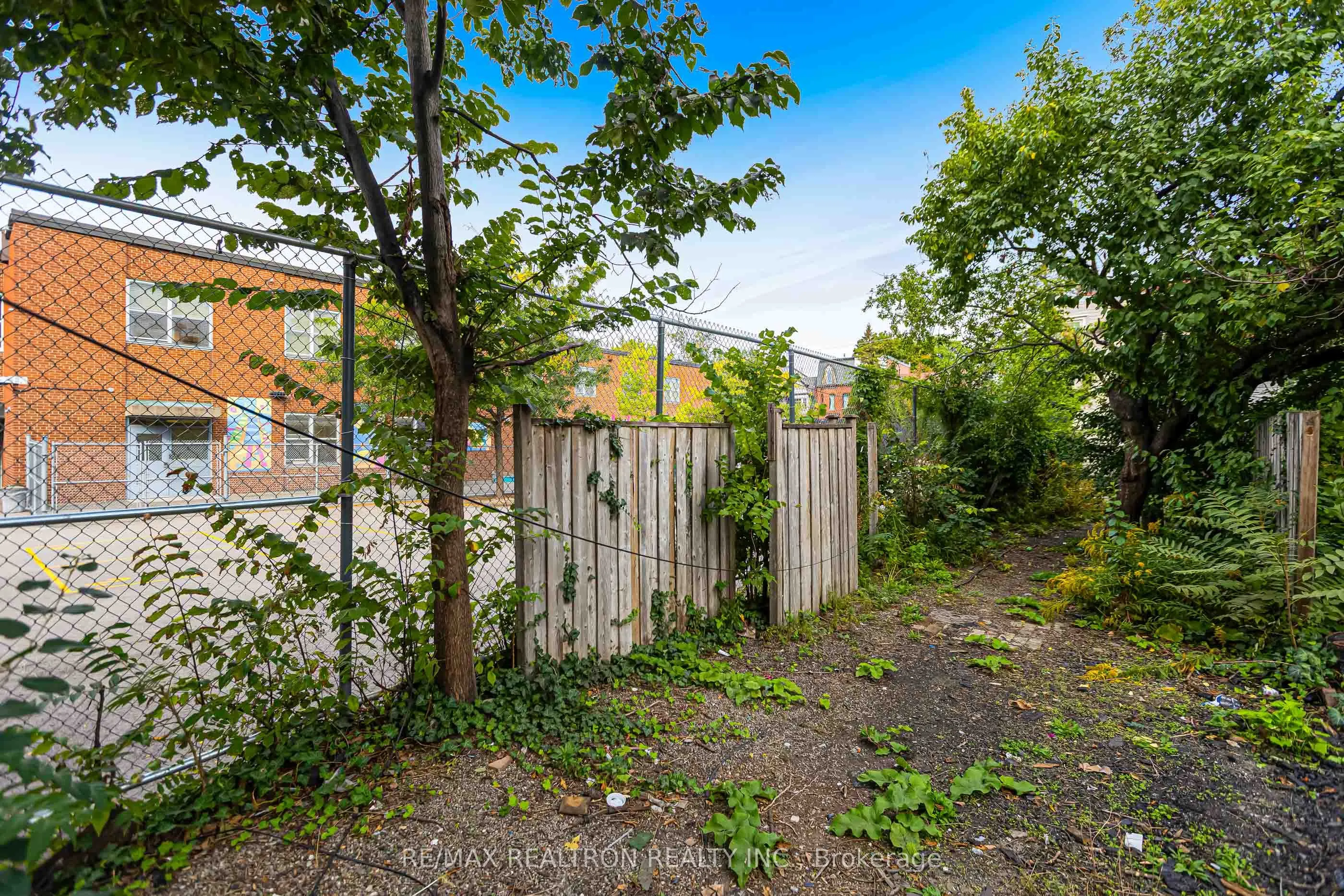 631 Richmond Street W
