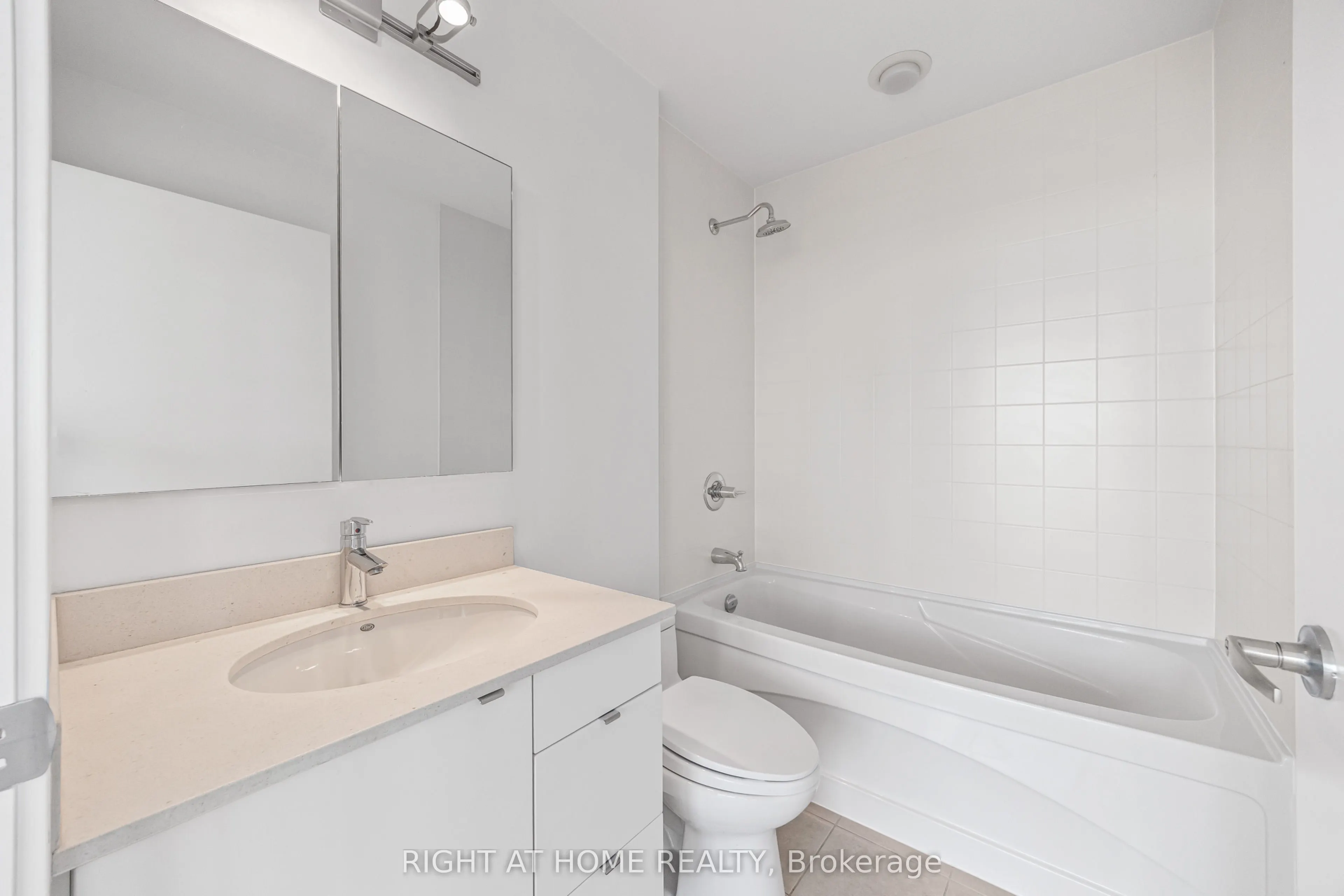 33 Lombard Street #3406