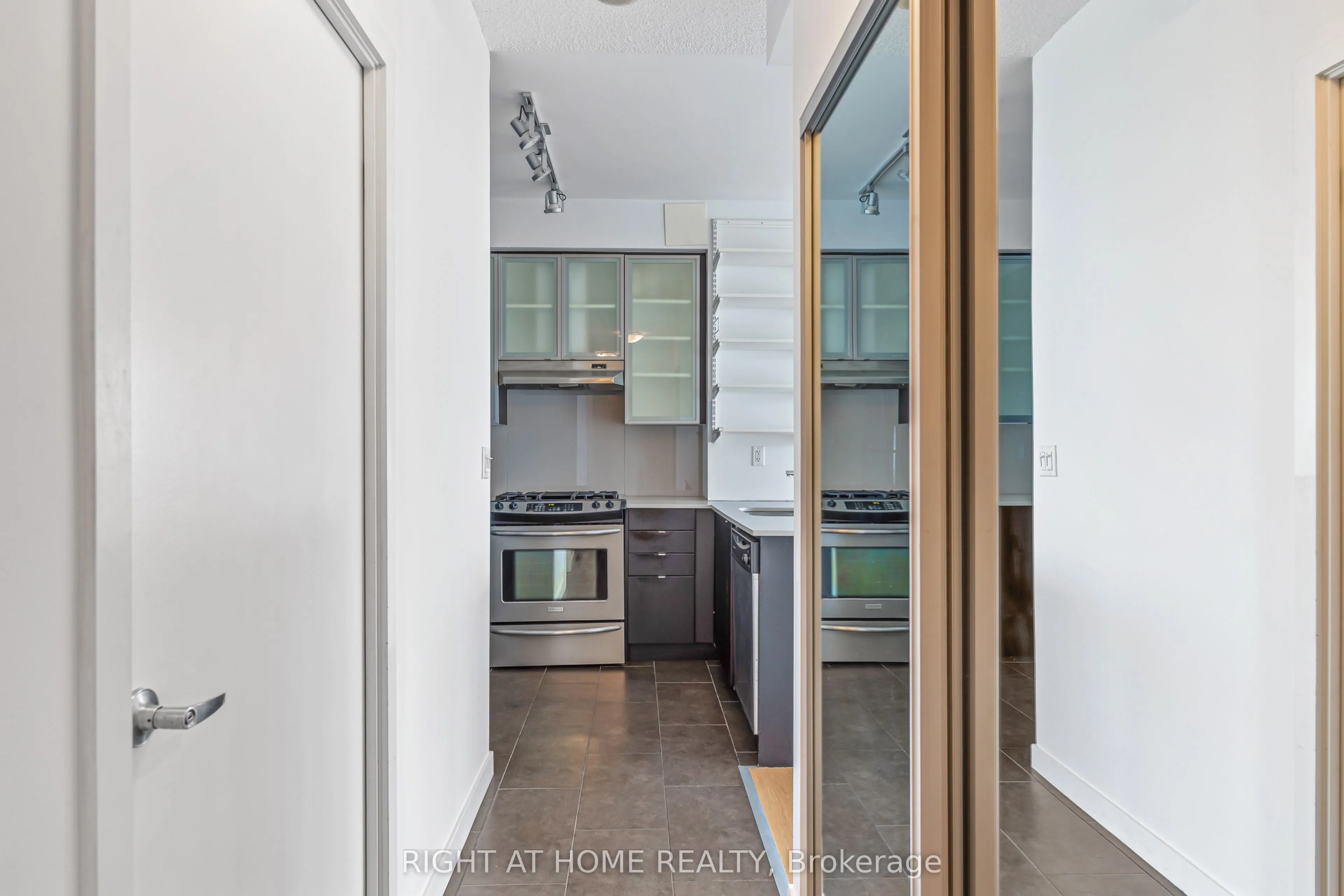 33 Lombard Street #3406