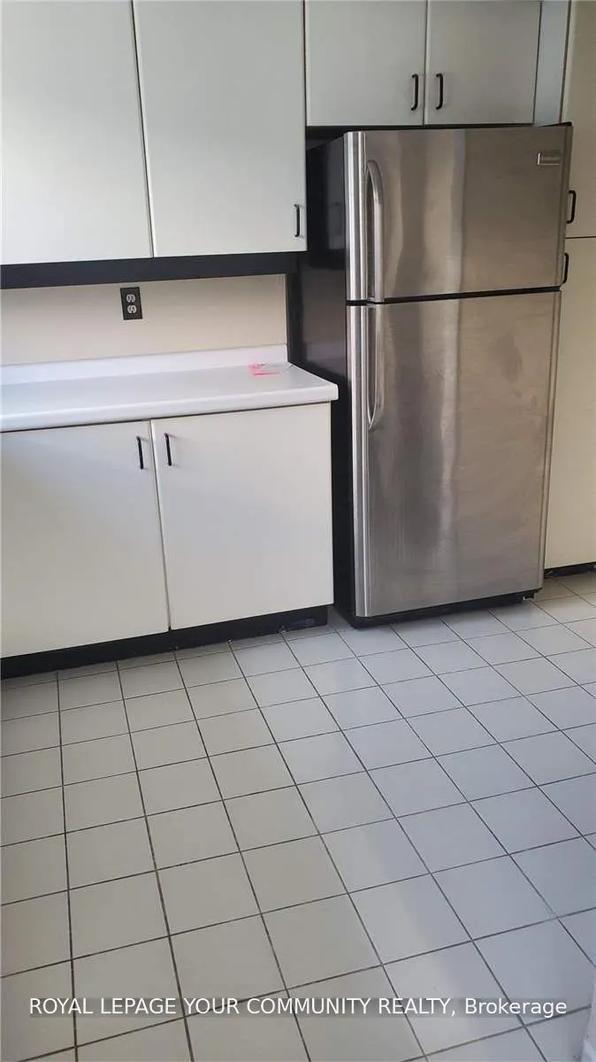 44 Gerrard Street W #805