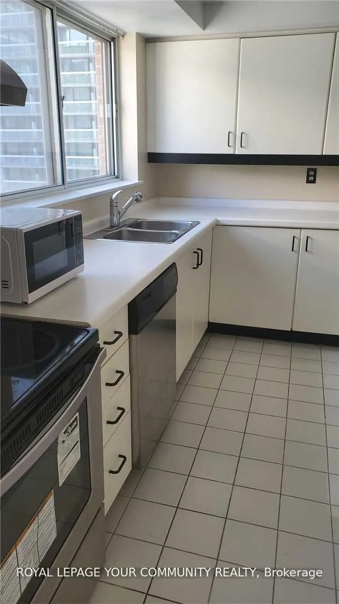 44 Gerrard Street W #805