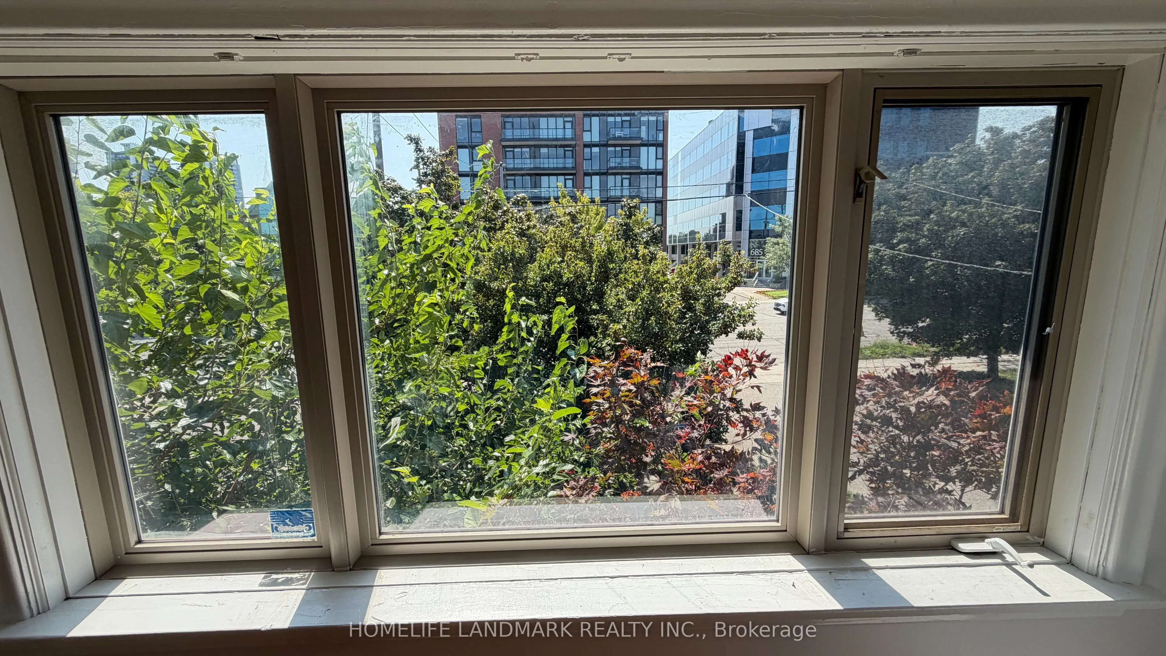 702 Sheppard Ave Avenue E