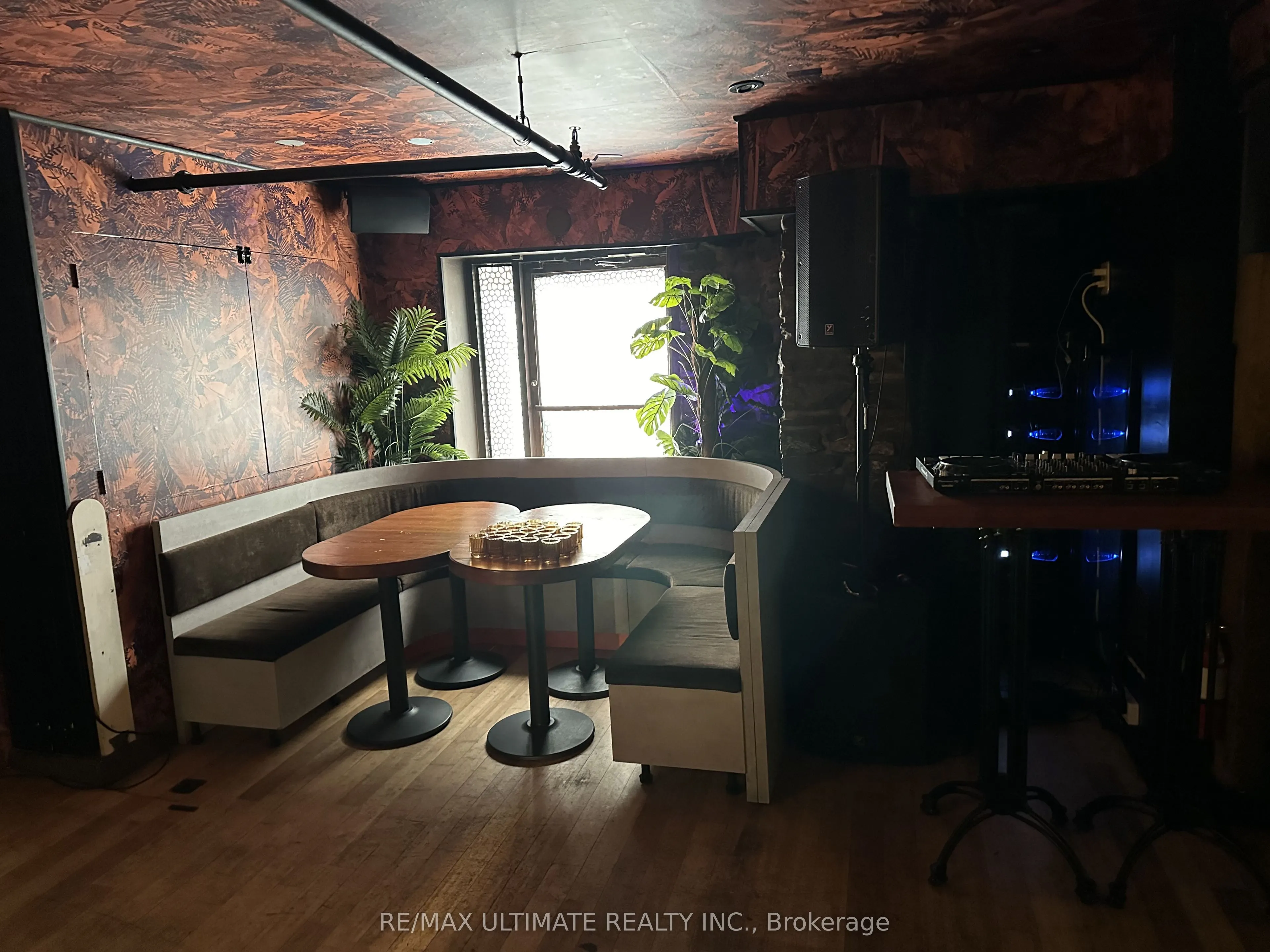 270 Adelaide Street W