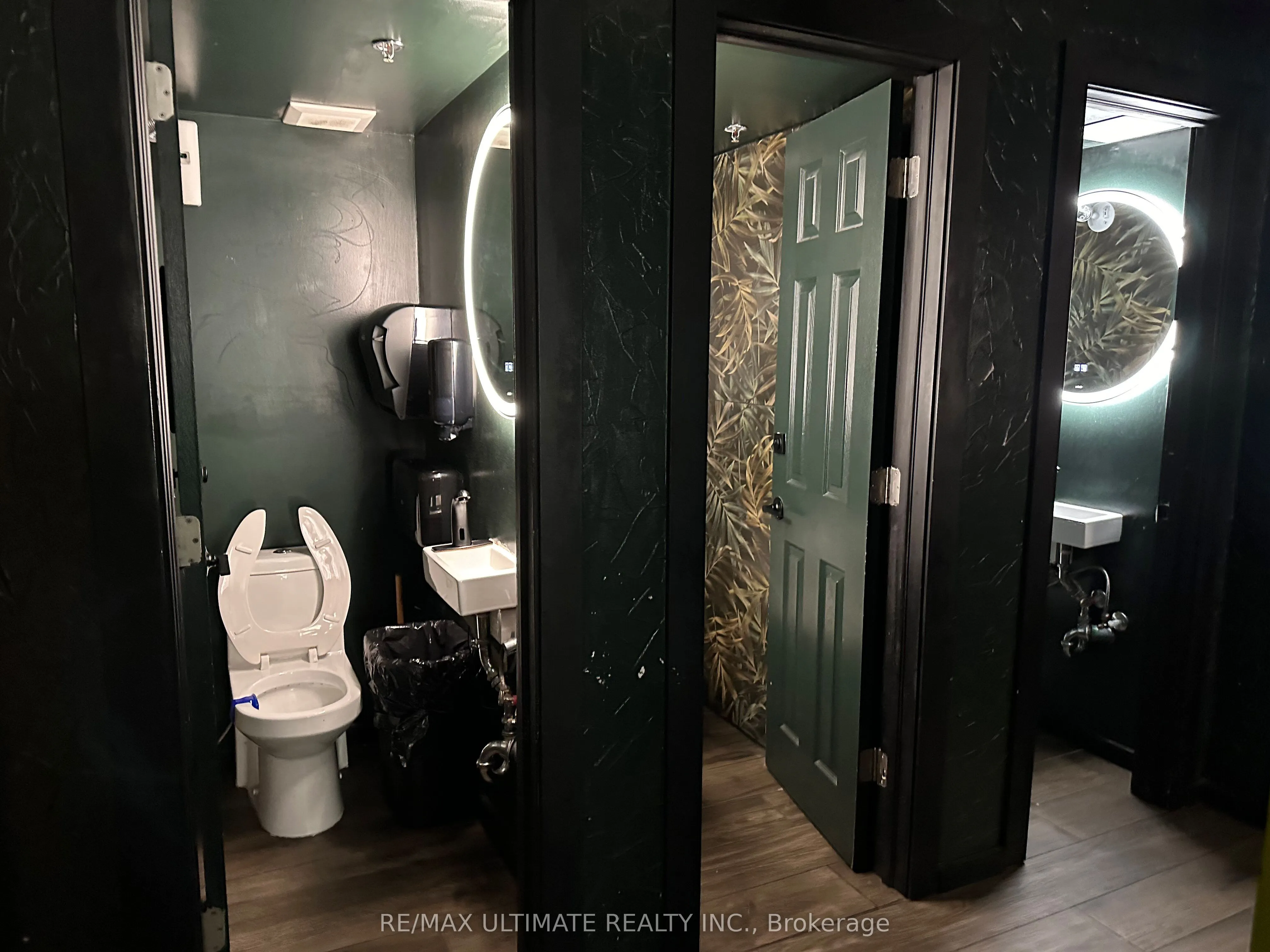 270 Adelaide Street W