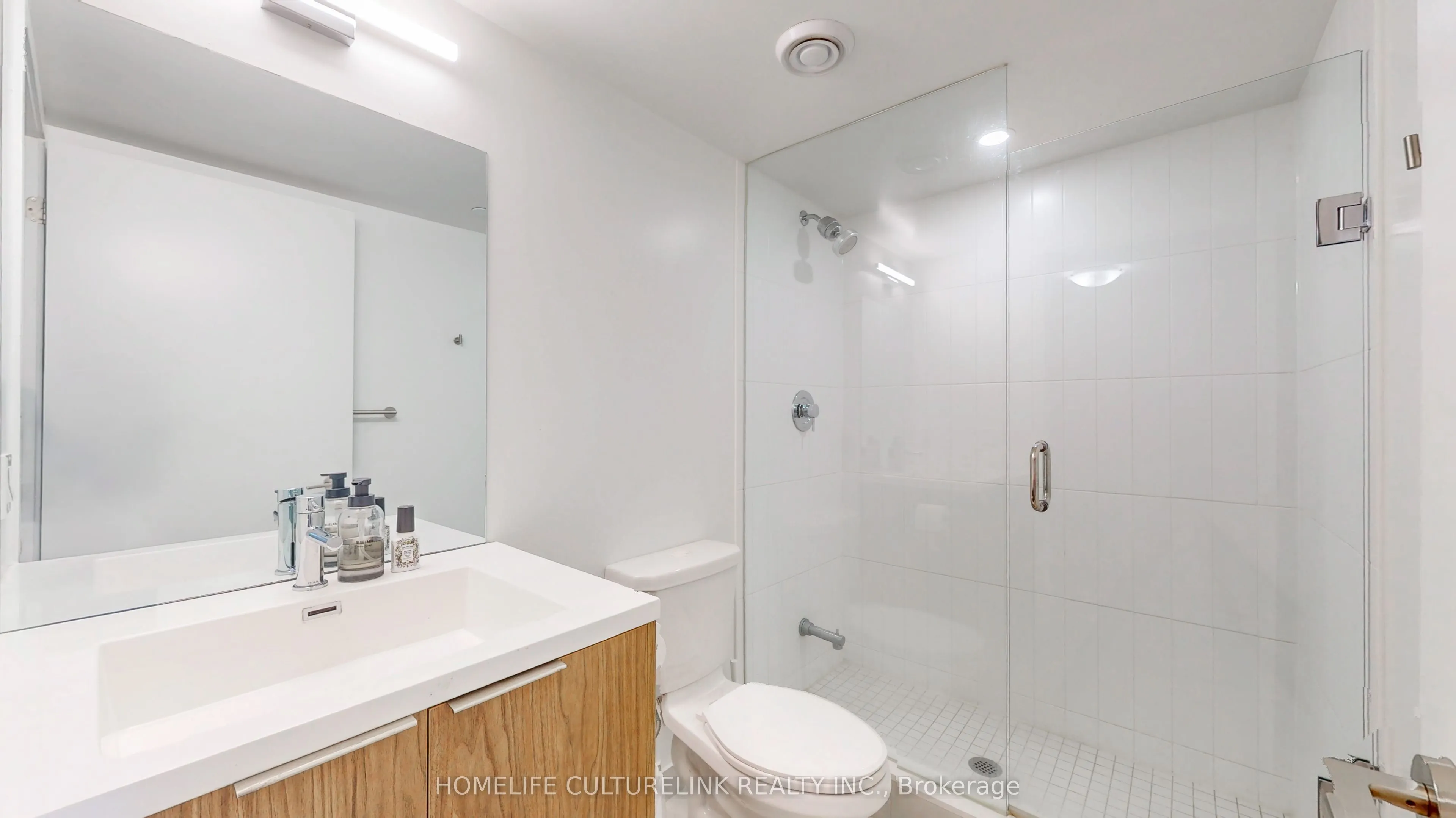 60 Shuter Street #908