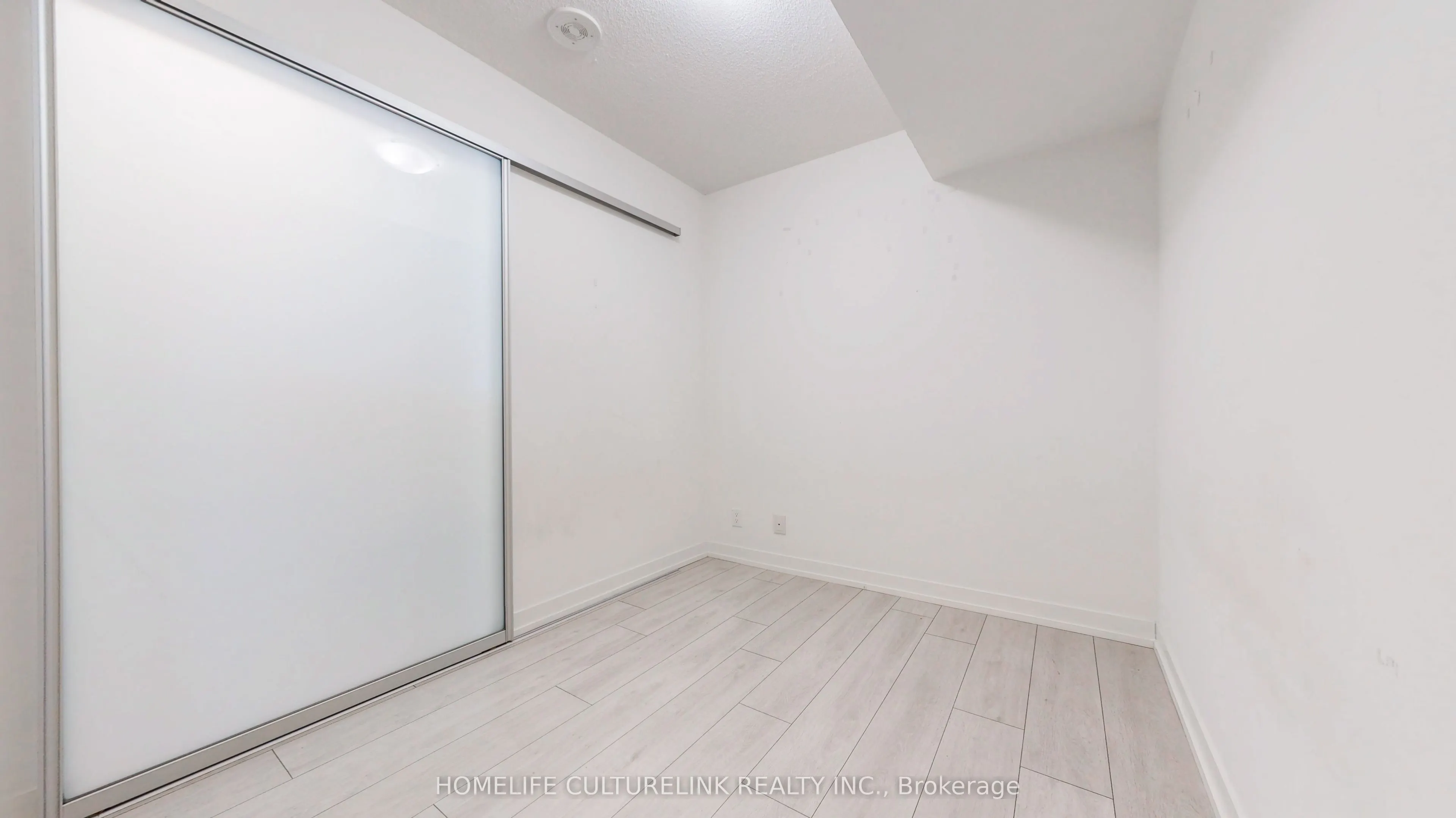 60 Shuter Street #908