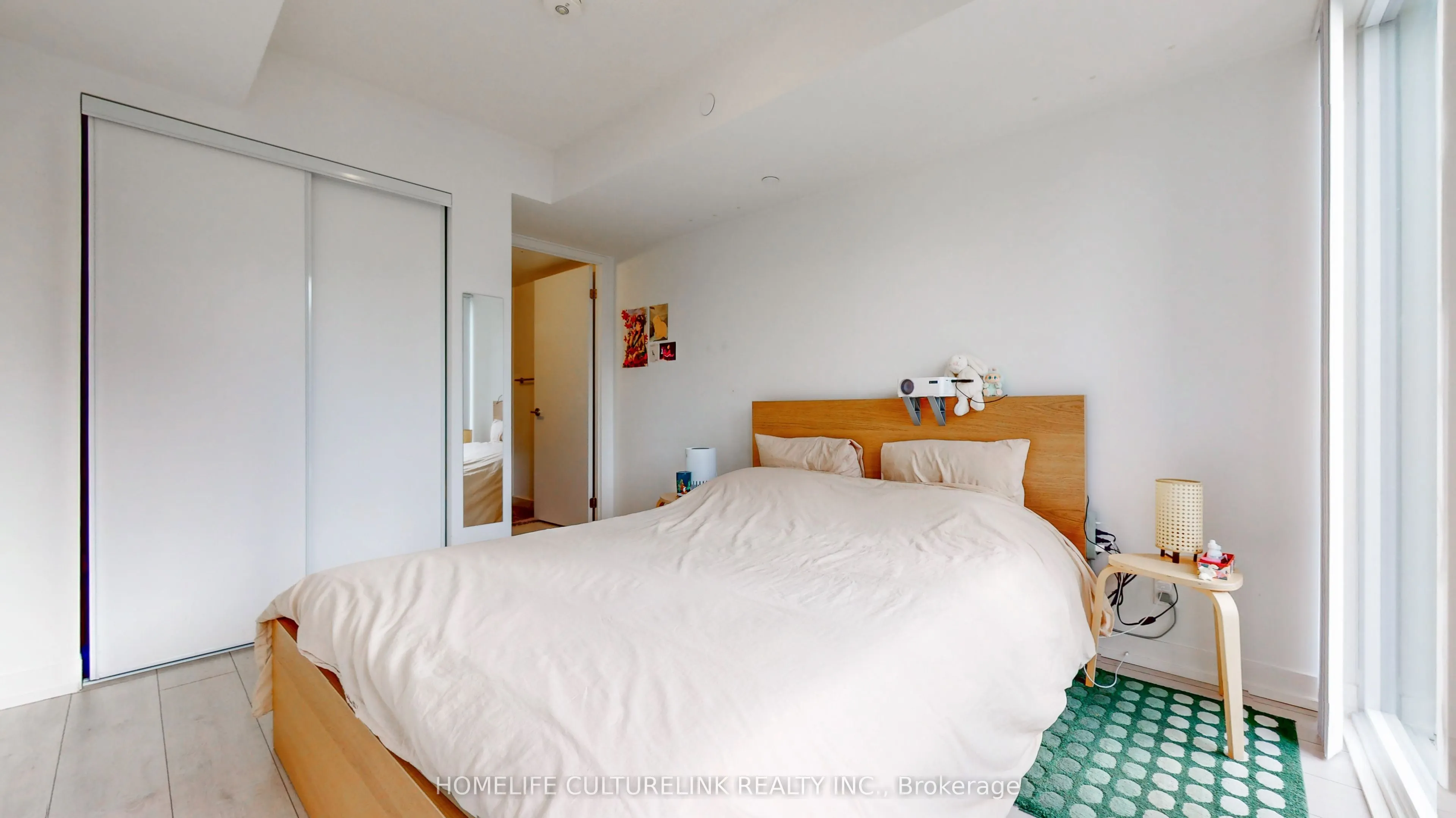 60 Shuter Street #908