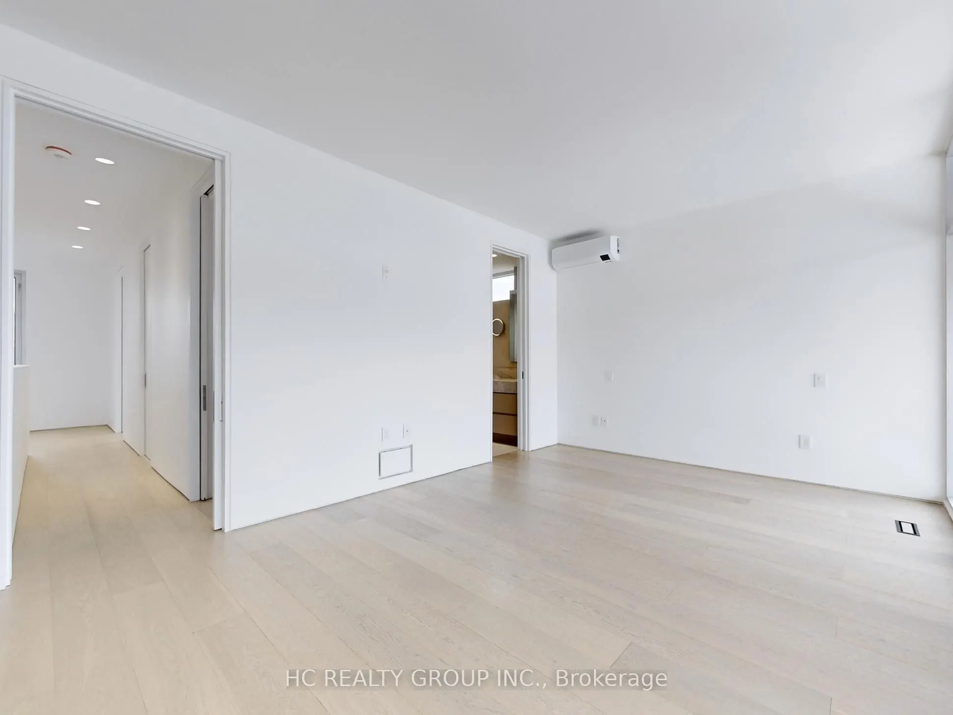 899 Dundas Street W