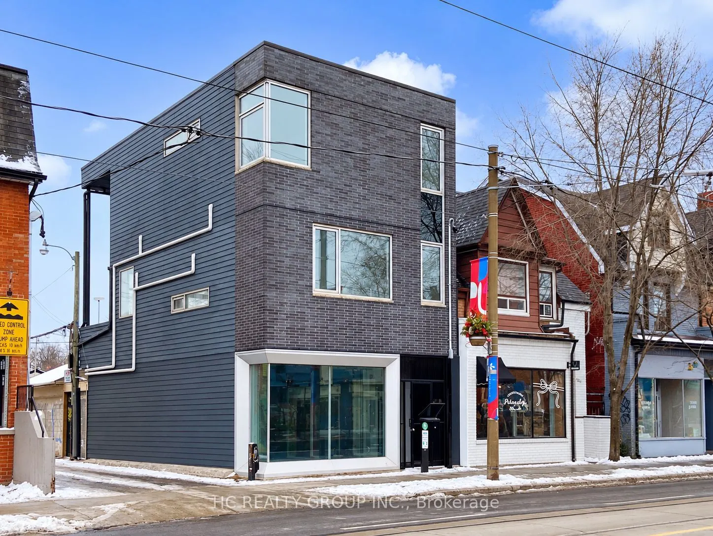899 Dundas Street W