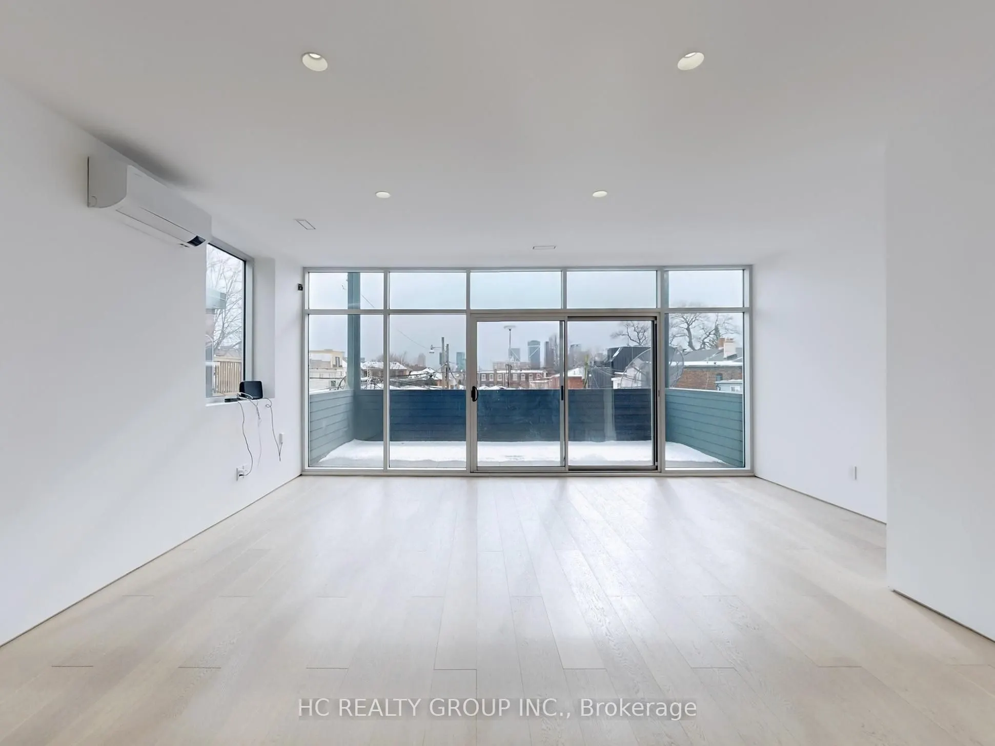 899 Dundas Street W