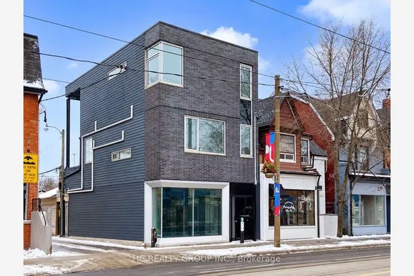 899 Dundas Street W