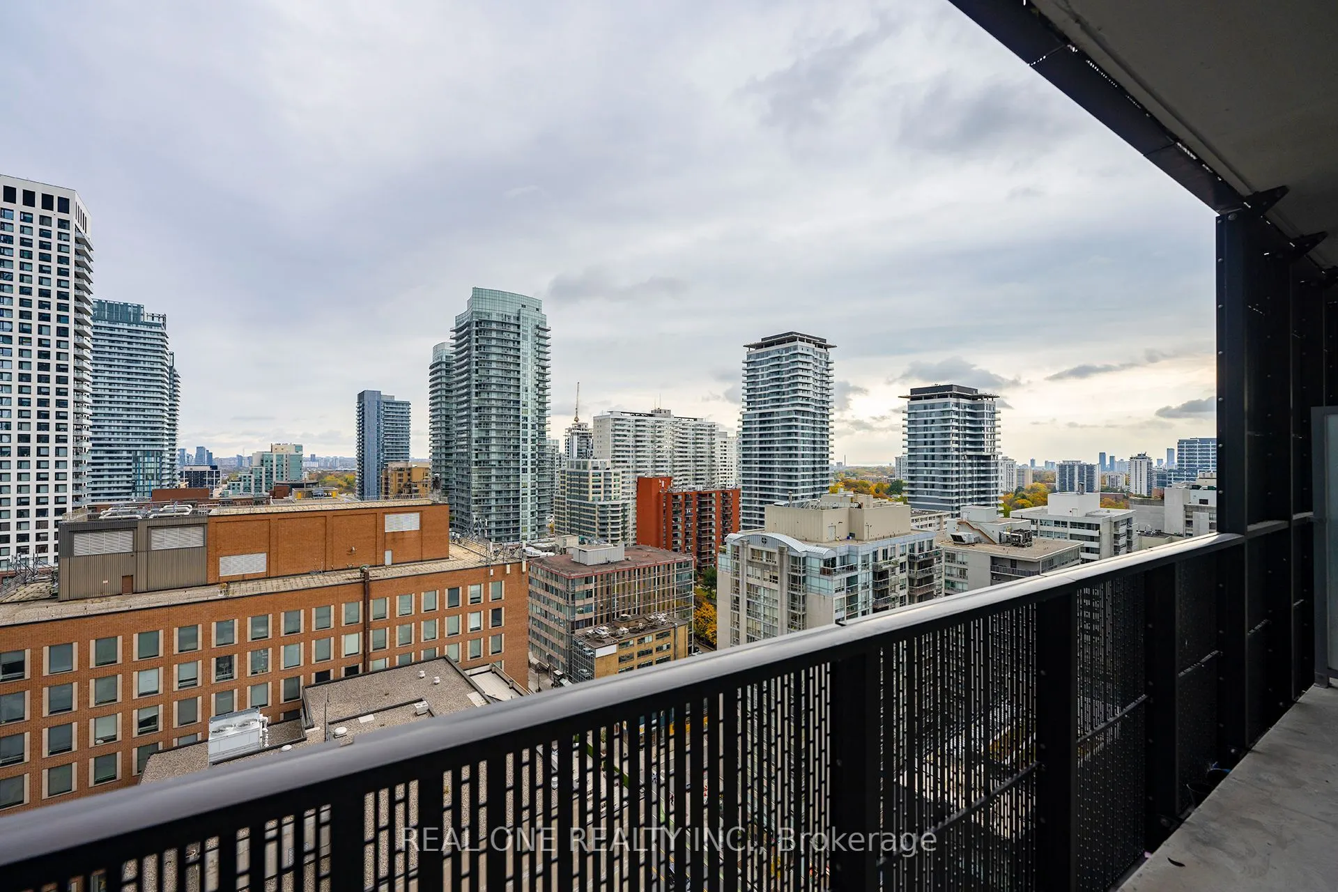 8 eglinton Avenue E #1509