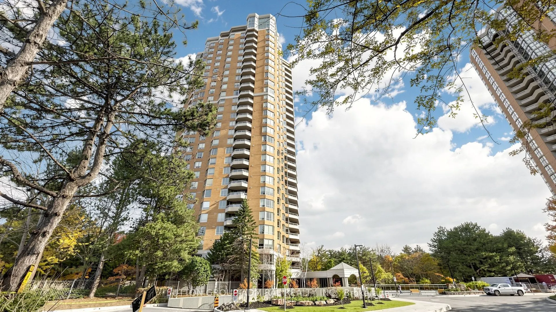 89 Skymark Drive #713