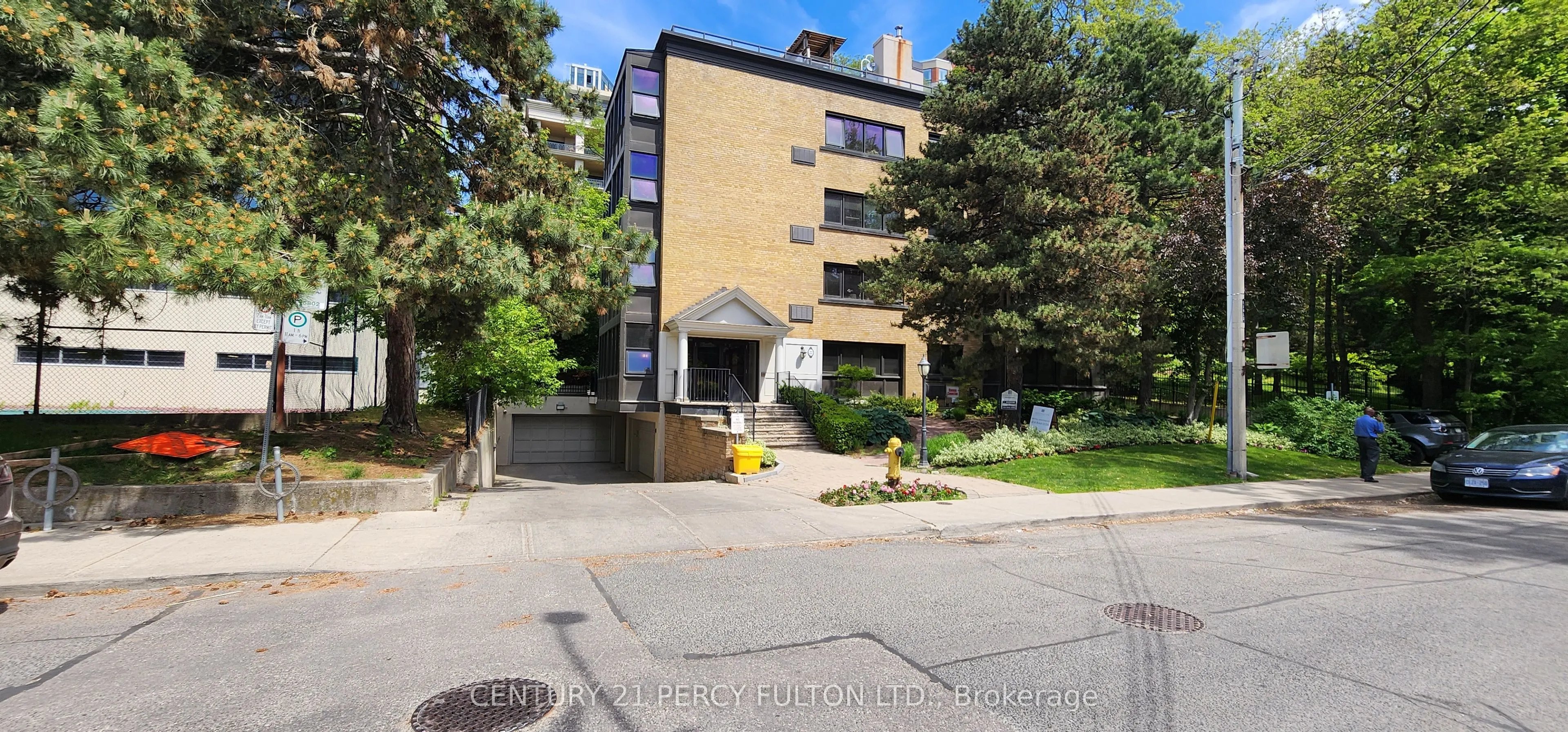 22 Woodlawn Avenue E #301