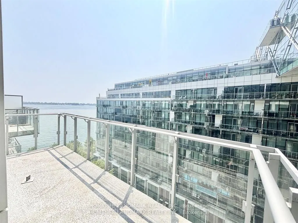 39 Queens Quay E #1029