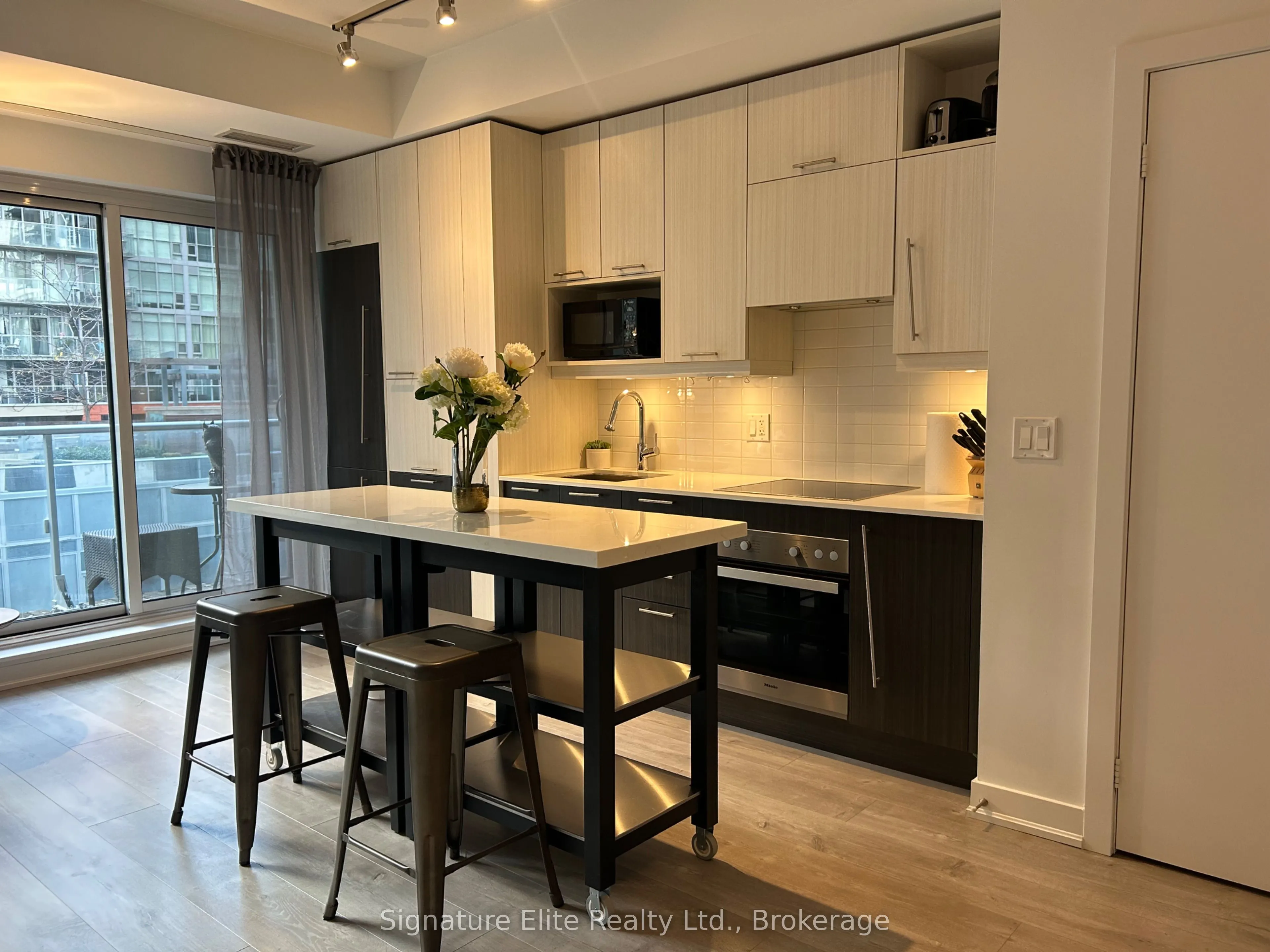 199 Richmond Street W #711