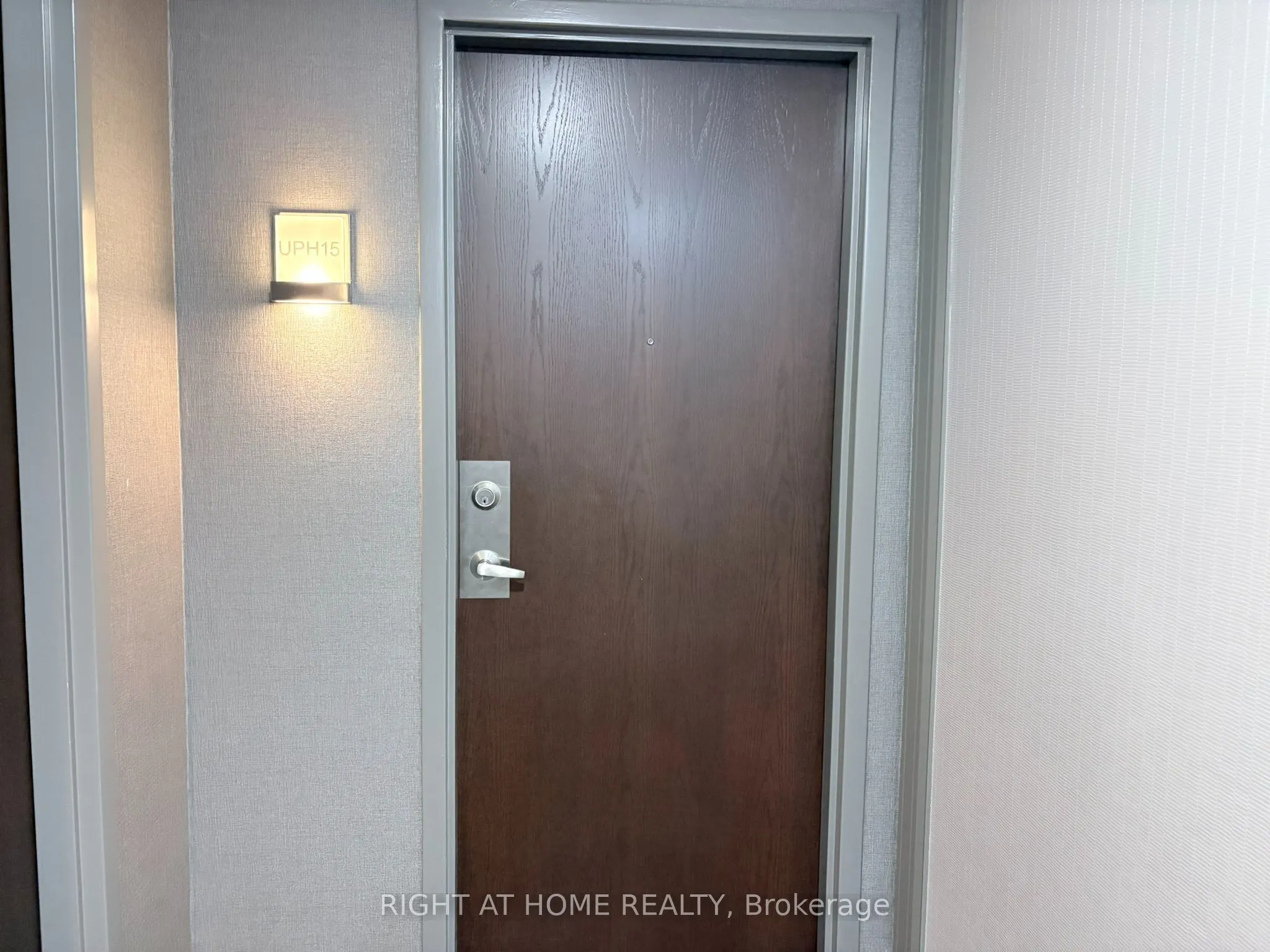 19 Avondale Avenue #uph15