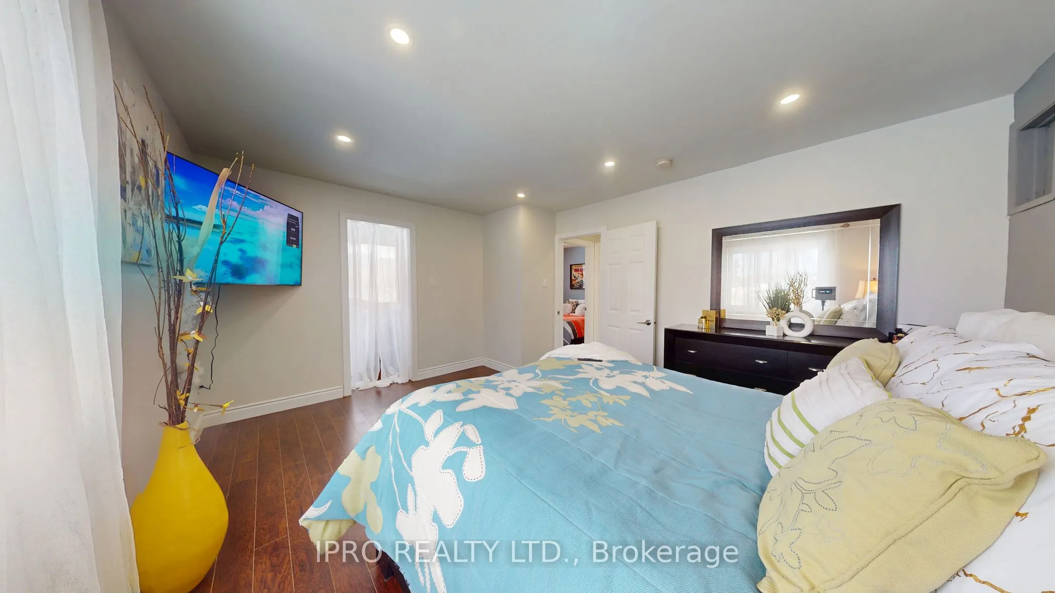 109 Thickson Road S