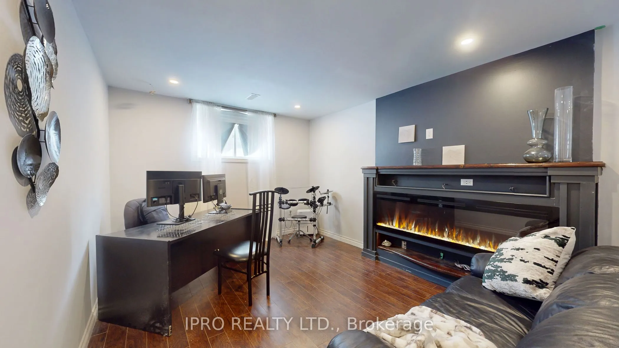 109 Thickson Road S