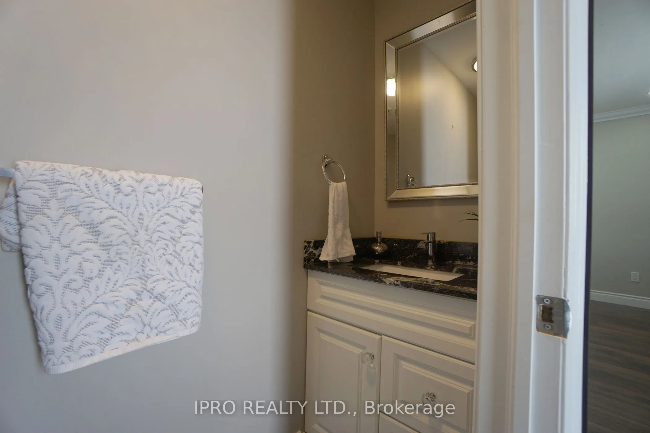 109 Thickson Road S
