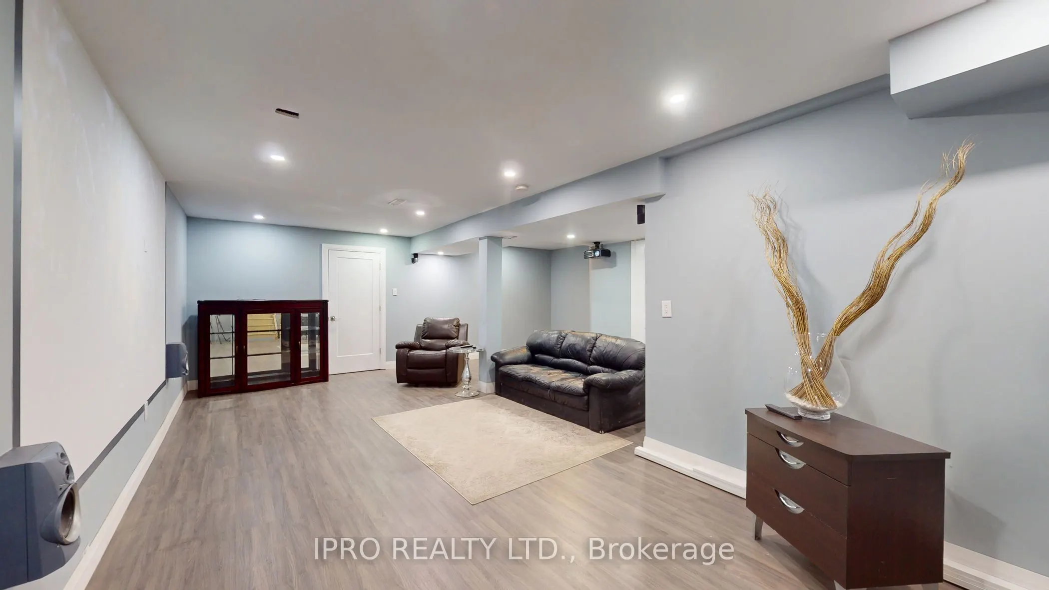 109 Thickson Road S