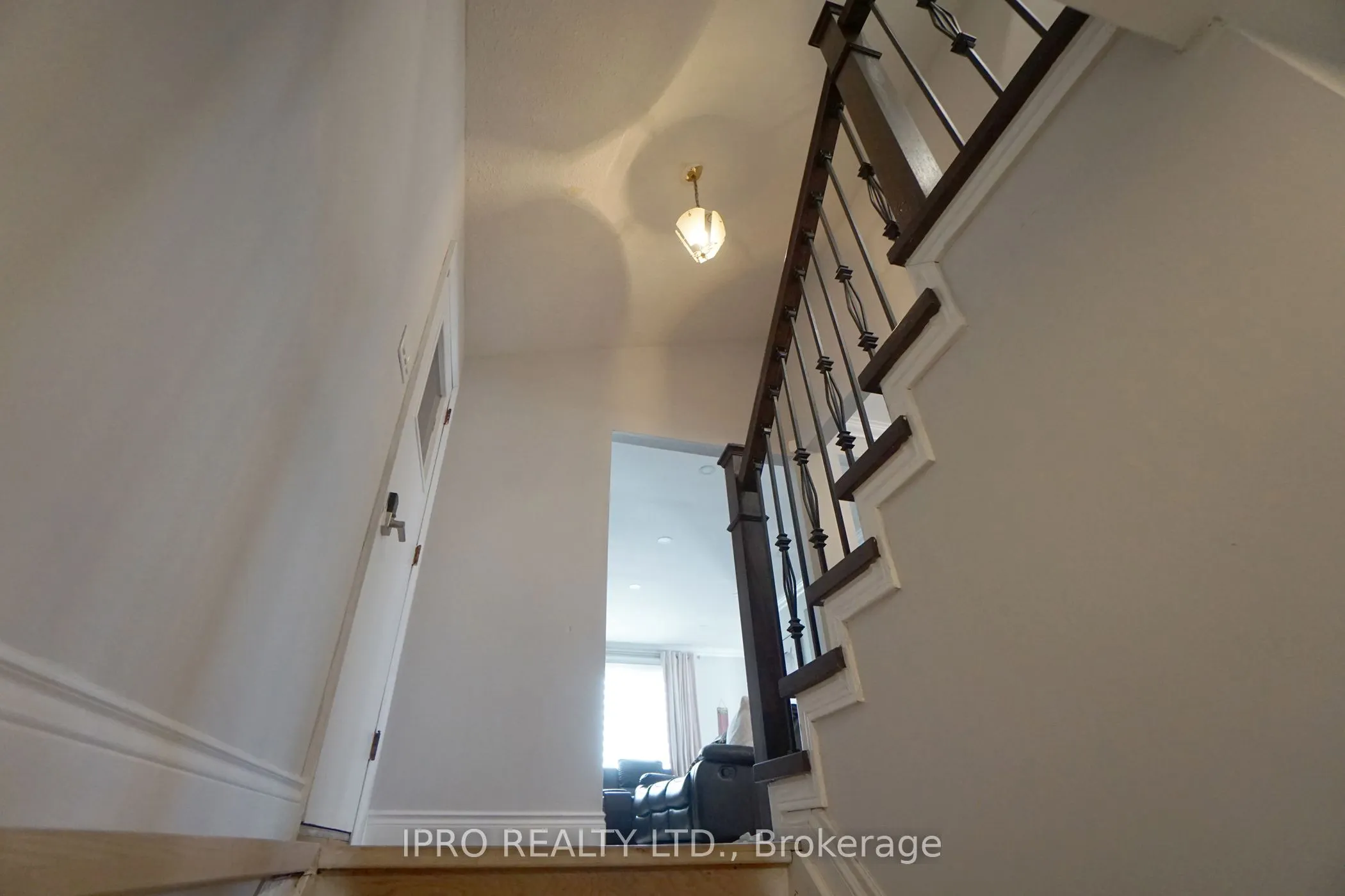 109 Thickson Road S