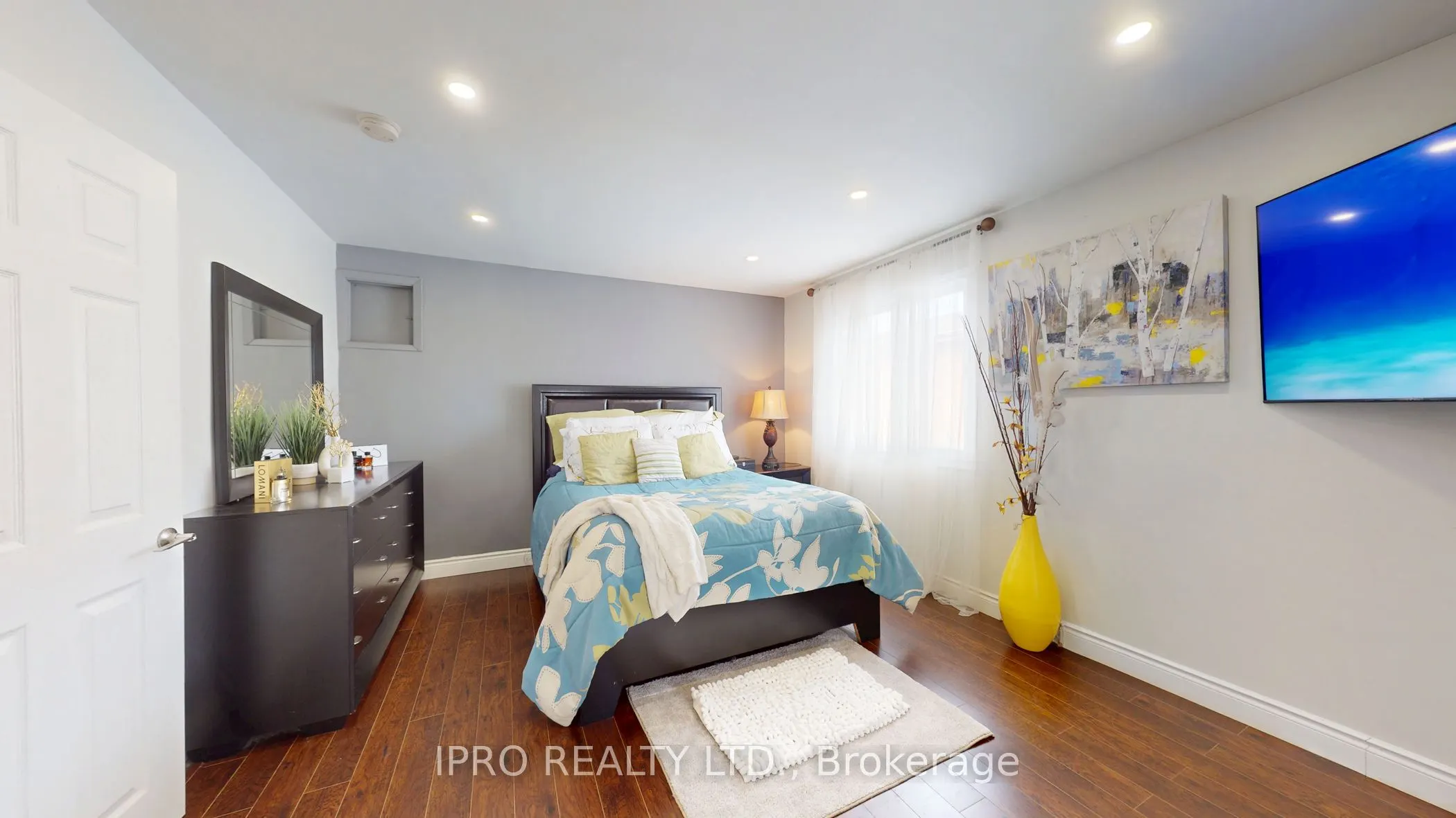 109 Thickson Road S