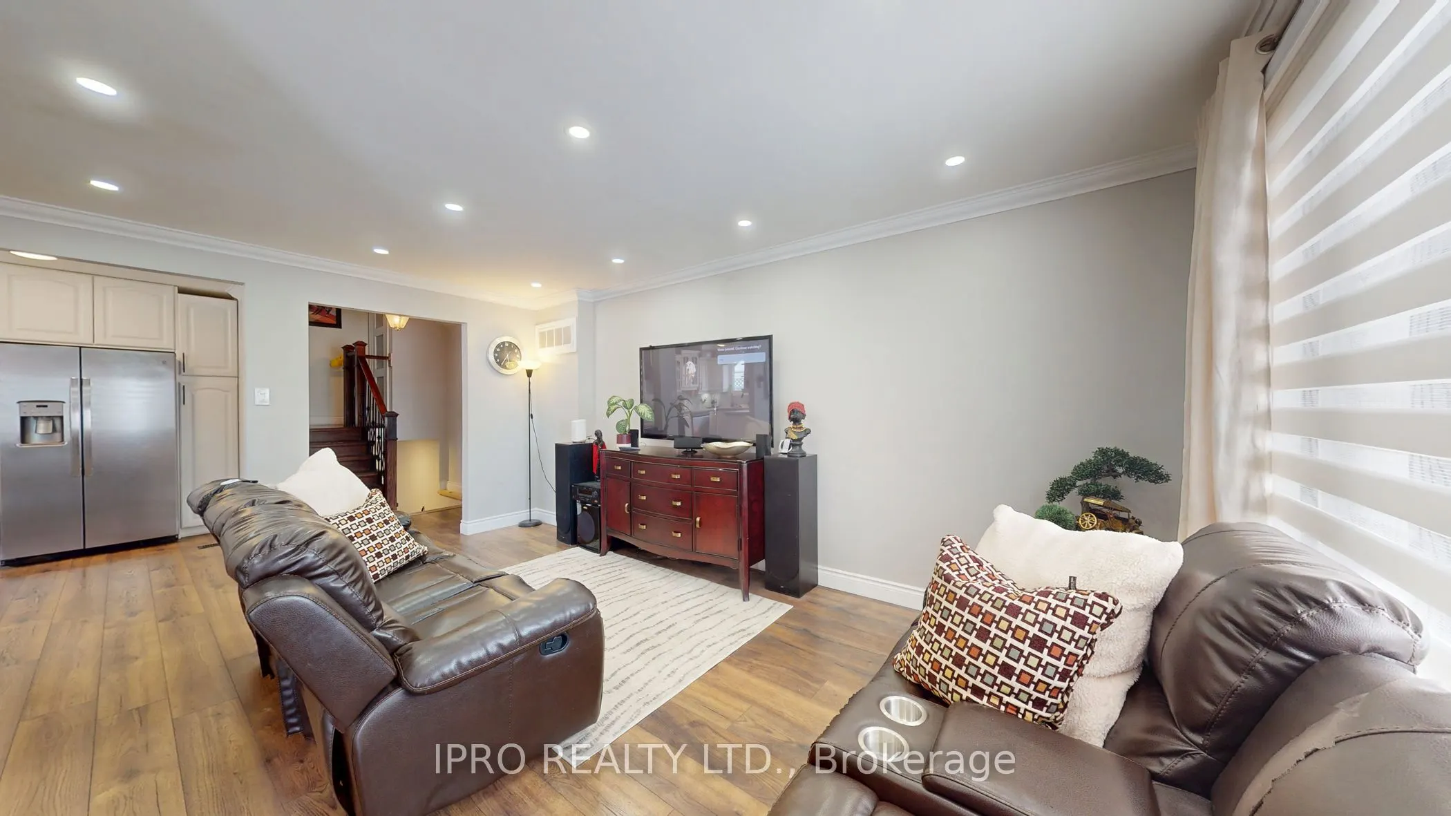 109 Thickson Road S