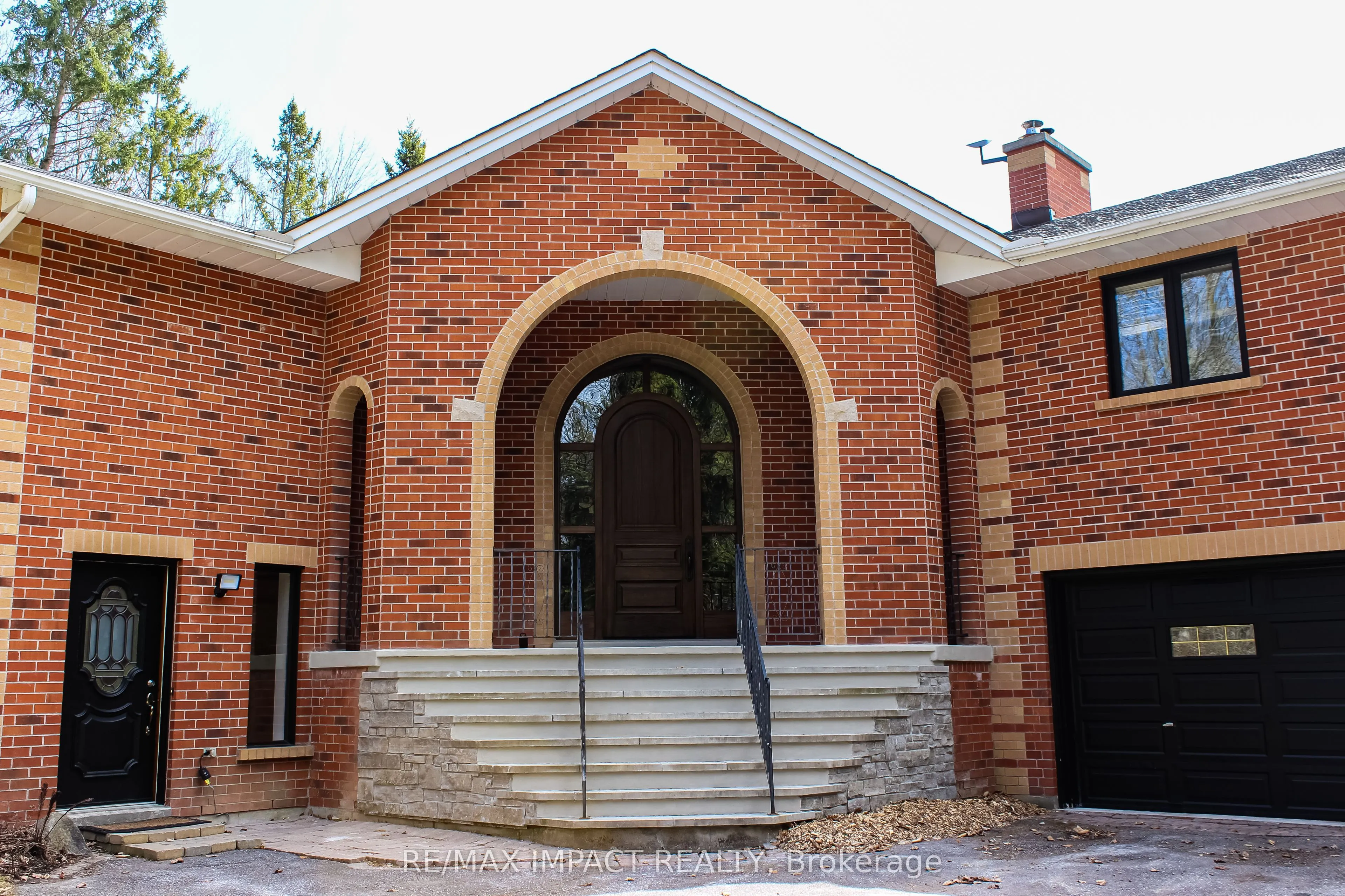 215 Raglan Road W