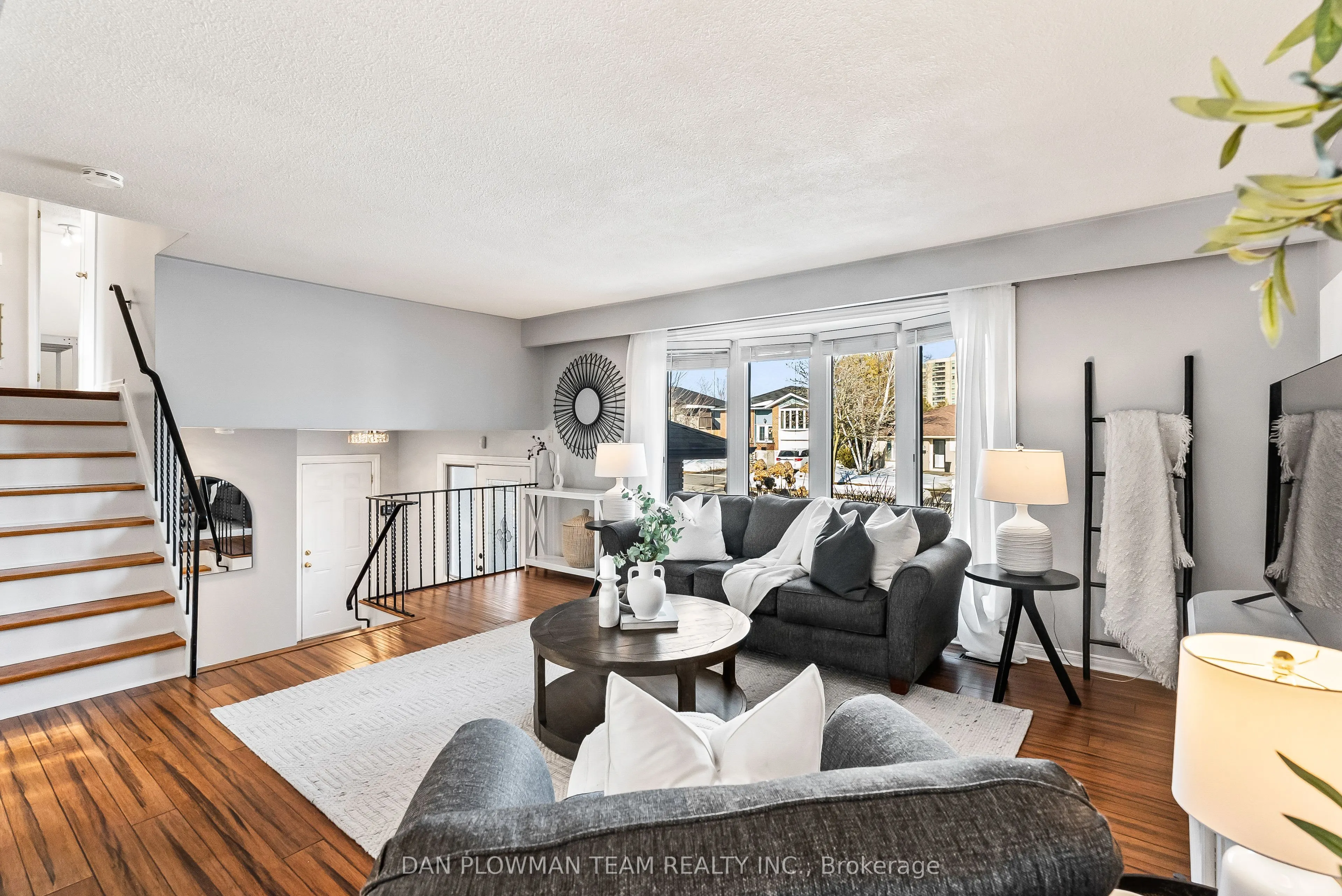 880 Carnaby Crescent