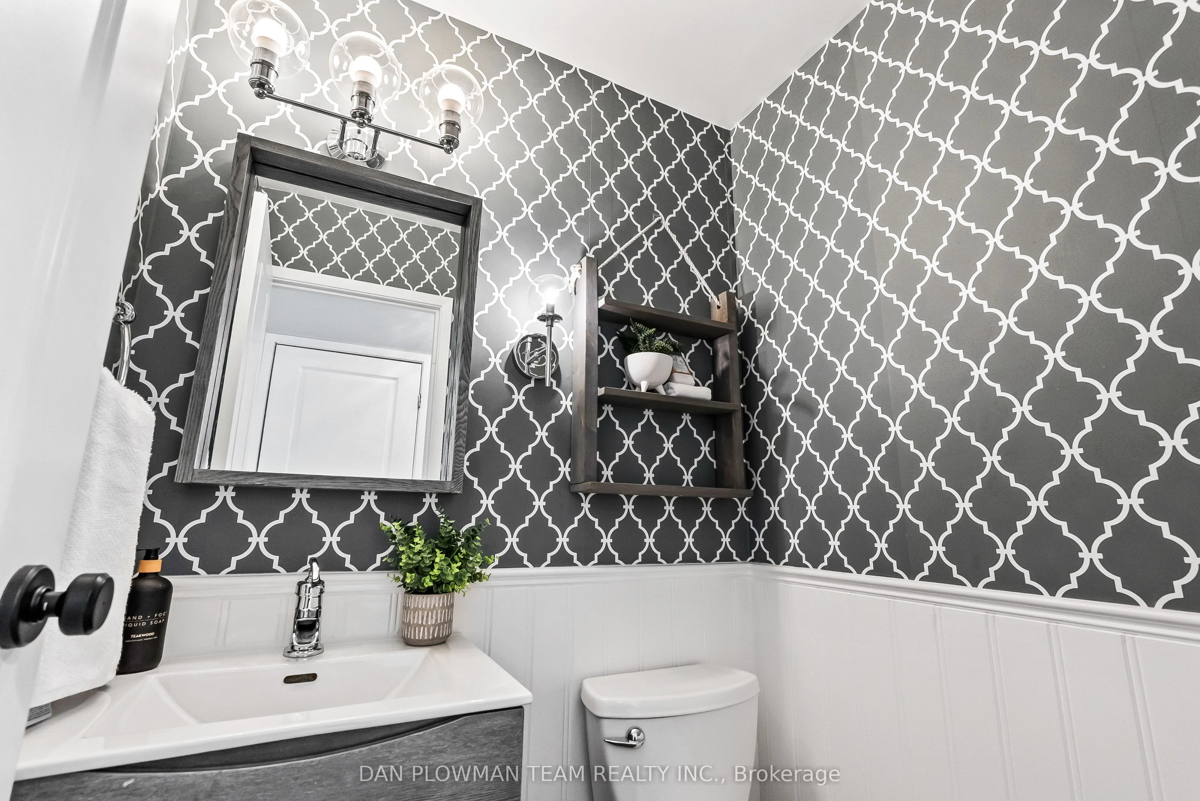 880 Carnaby Crescent