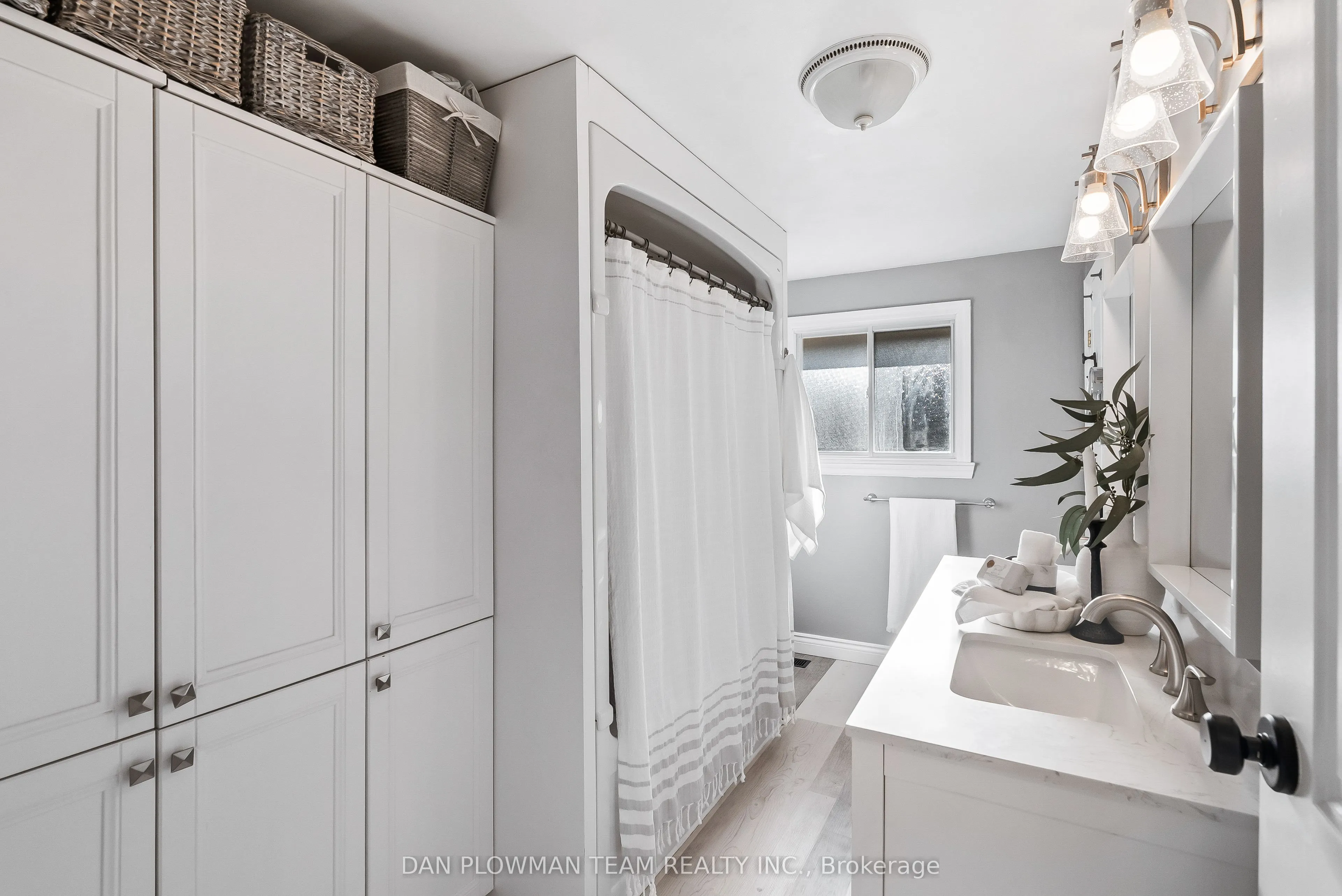 880 Carnaby Crescent