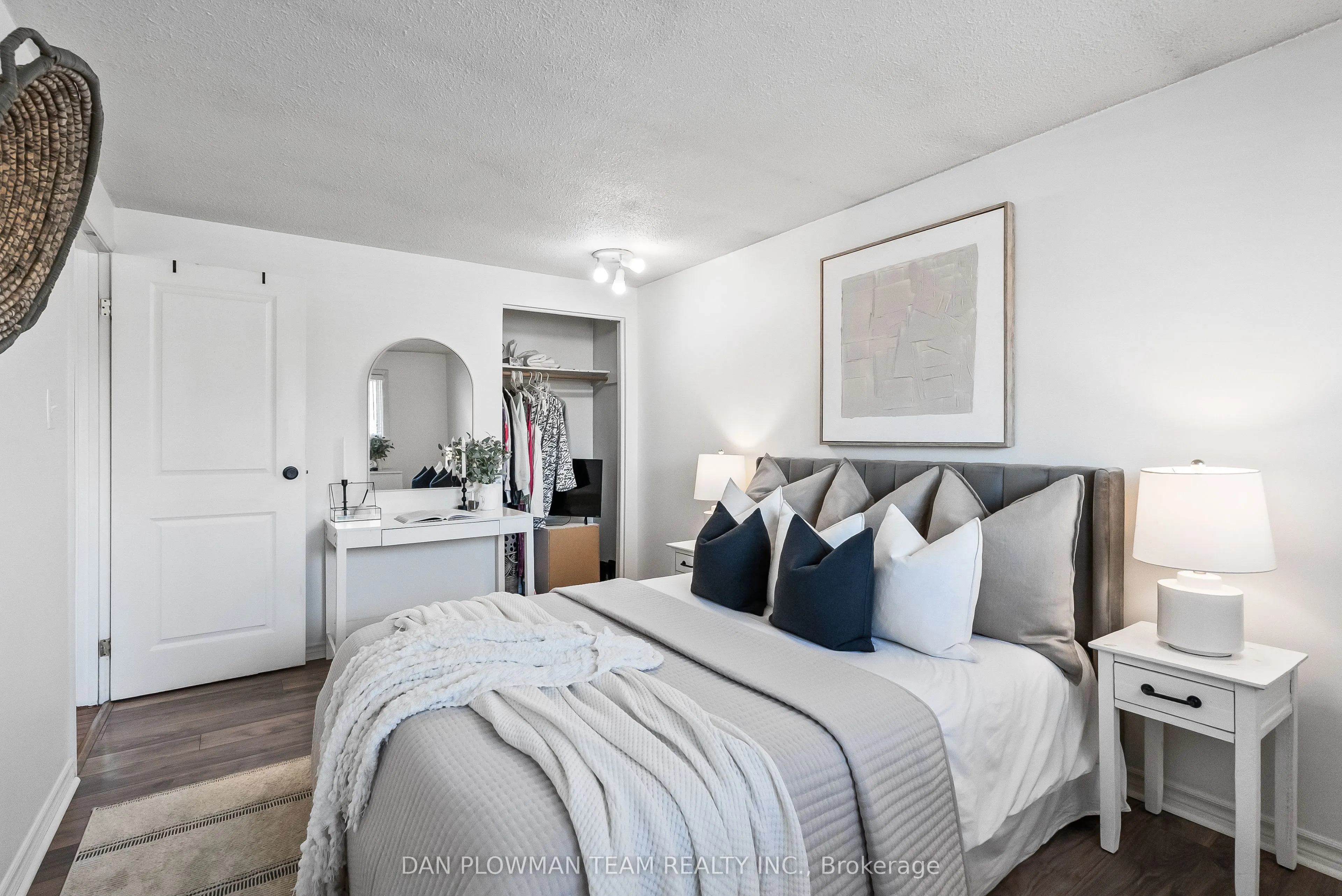 880 Carnaby Crescent