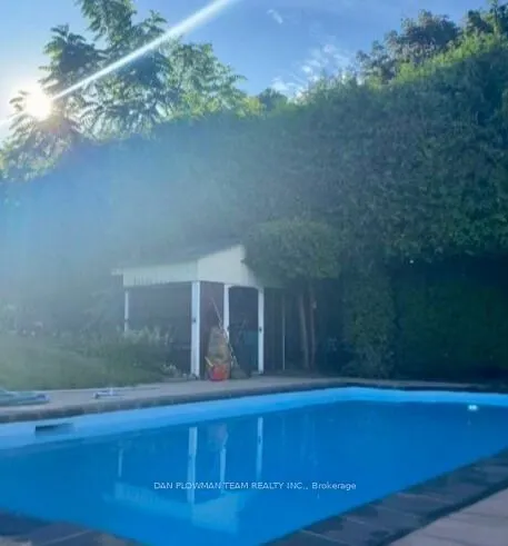 880 Carnaby Crescent