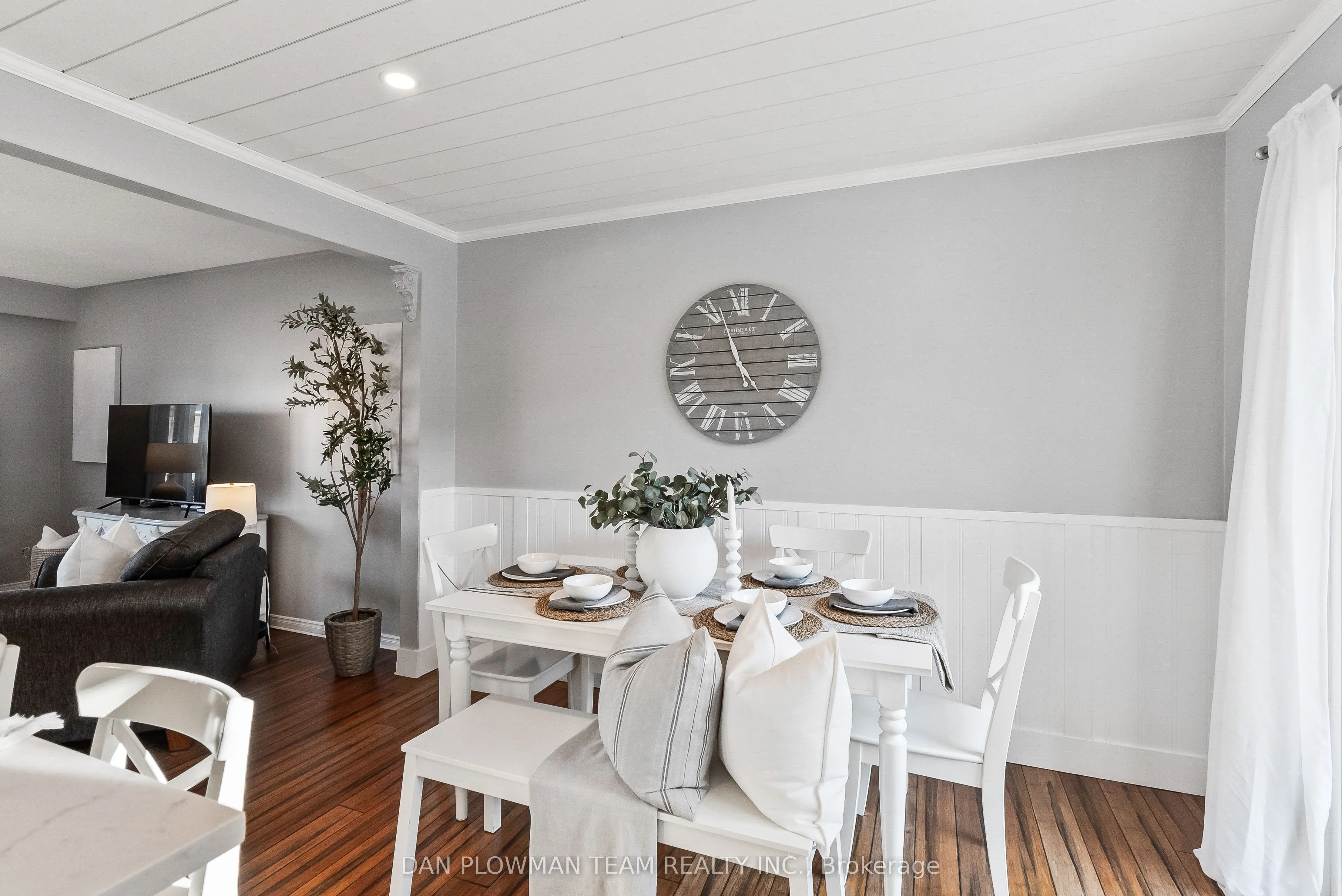 880 Carnaby Crescent