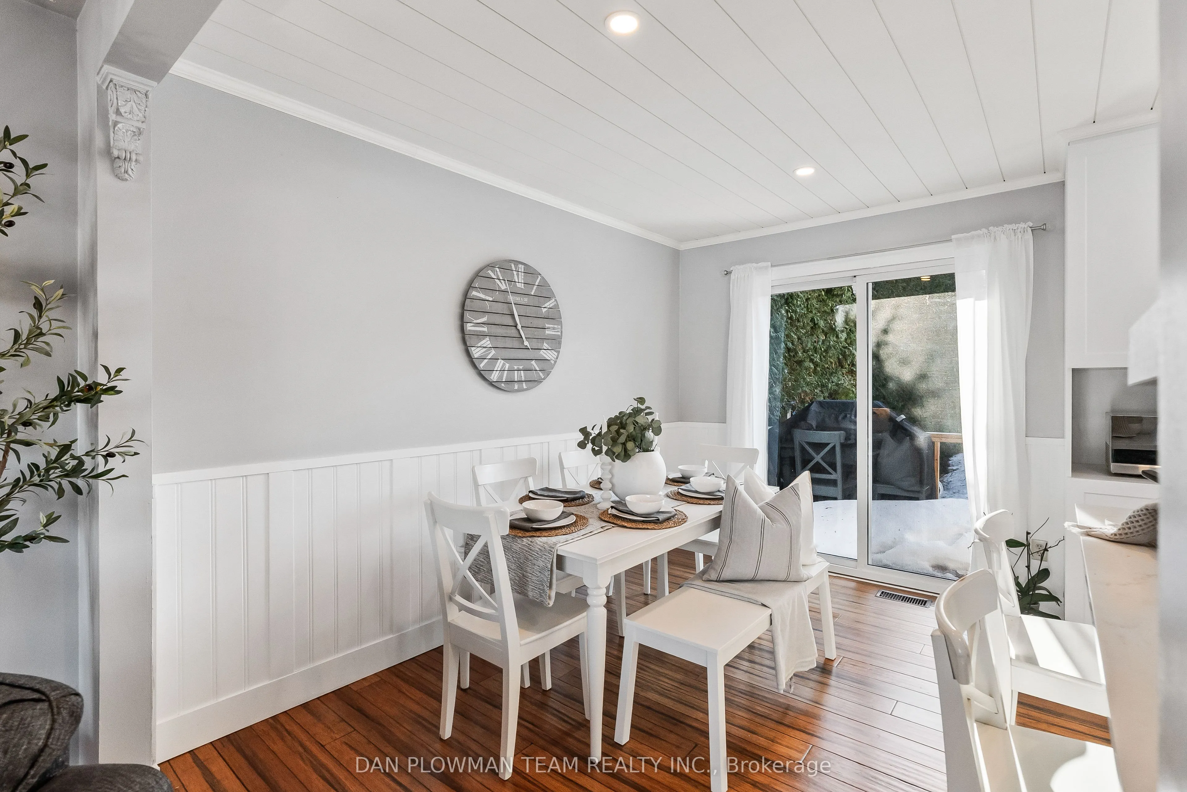 880 Carnaby Crescent