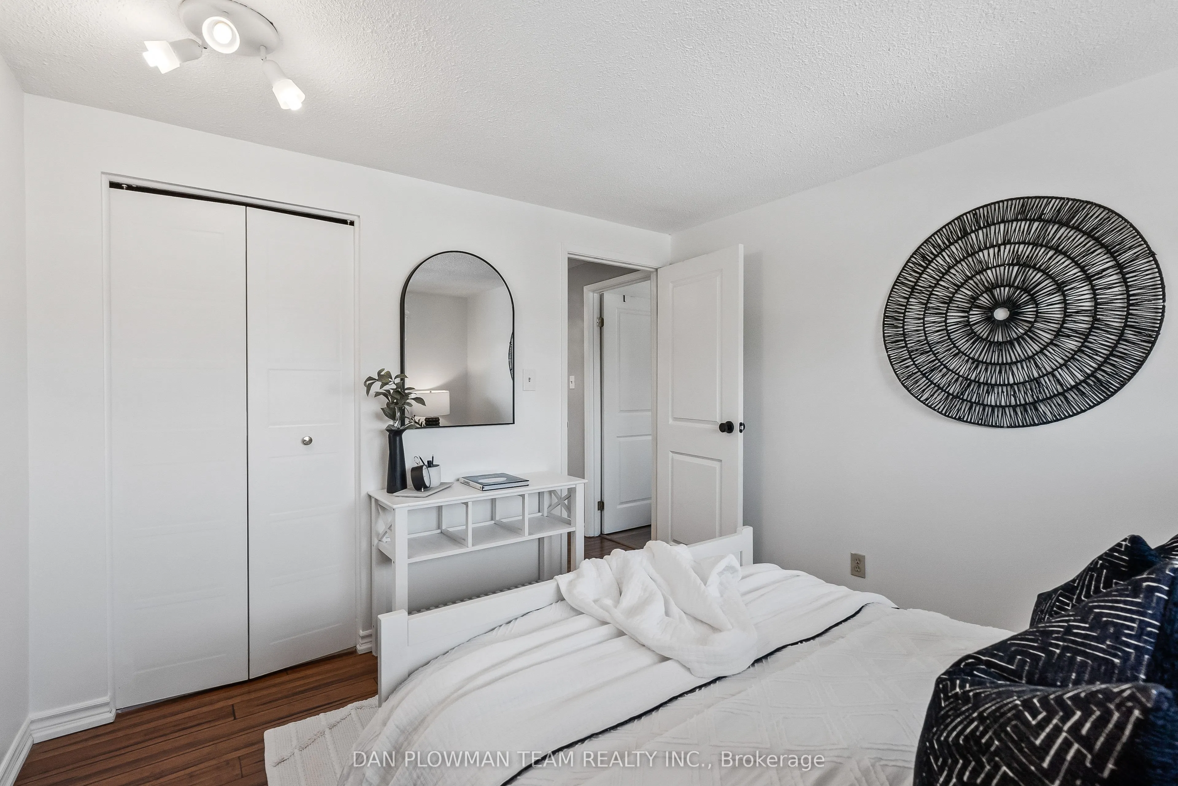 880 Carnaby Crescent