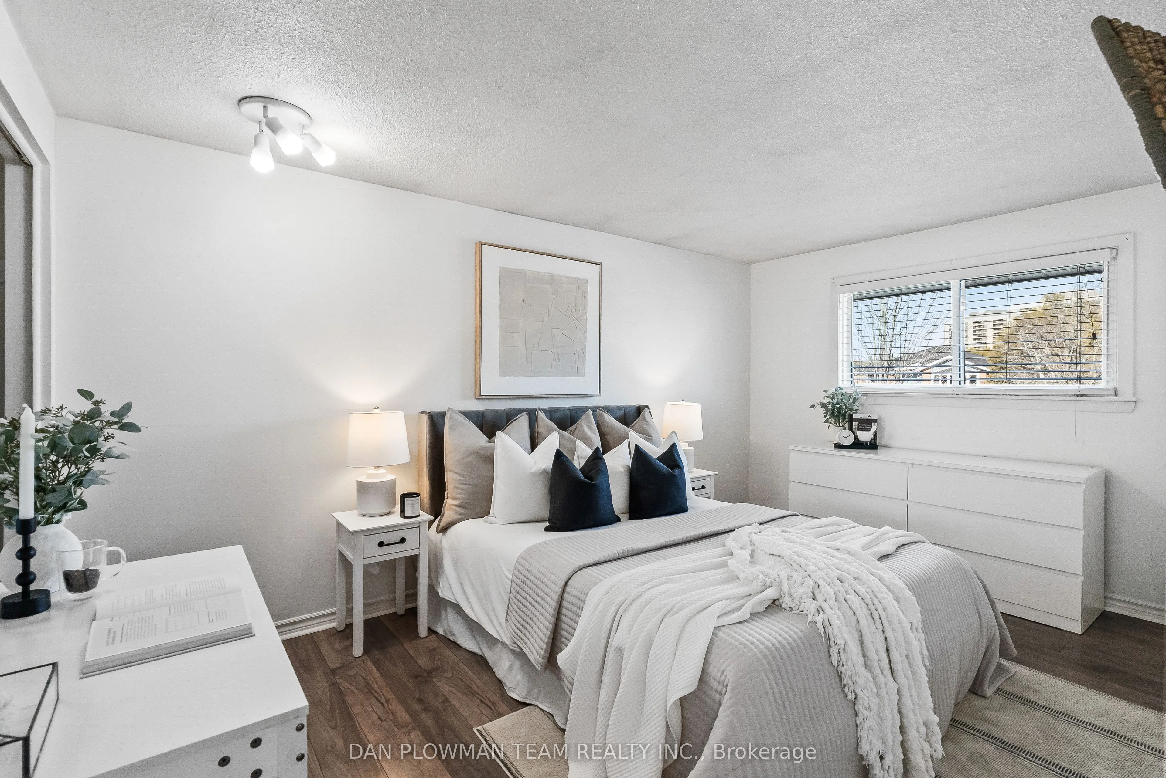 880 Carnaby Crescent