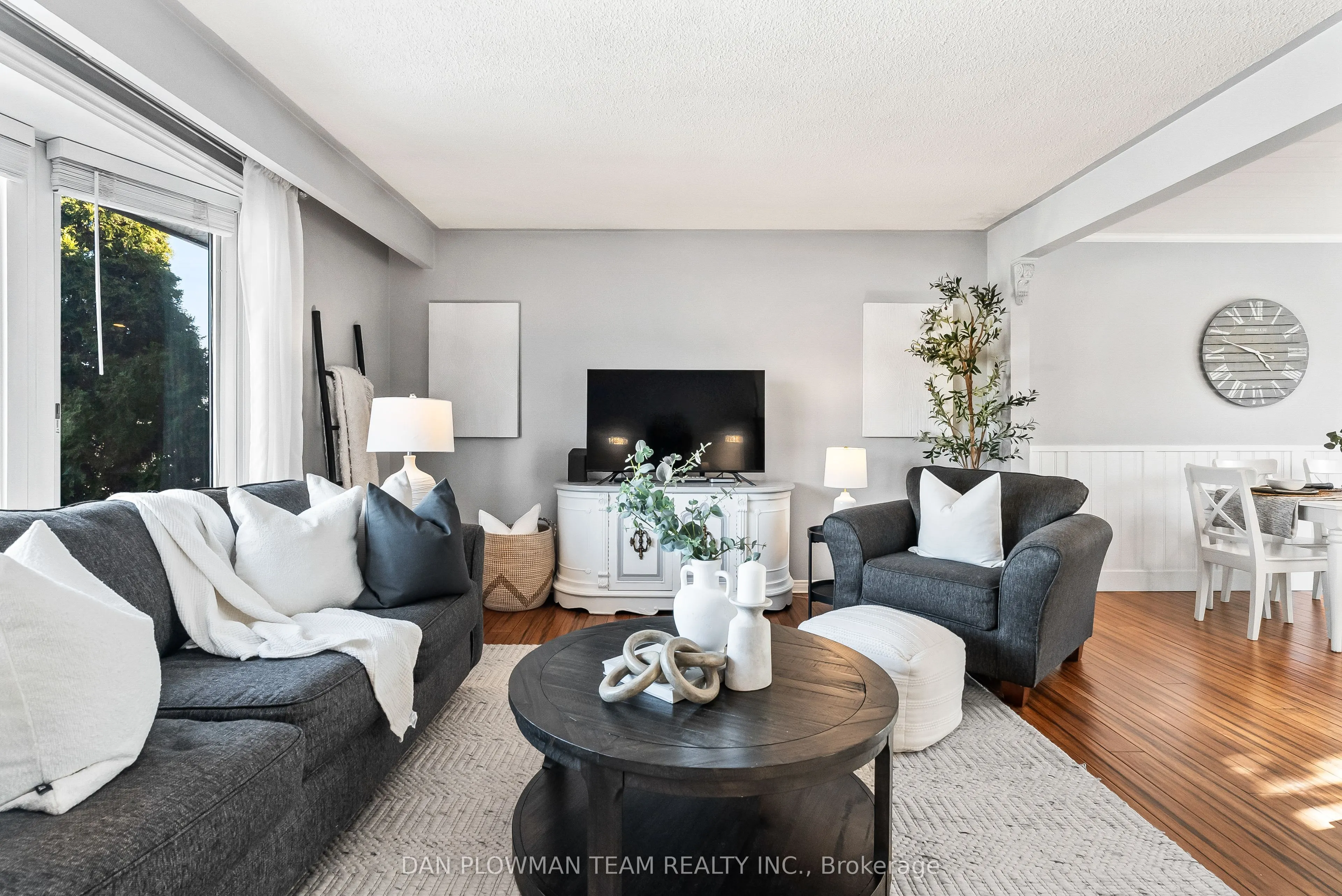 880 Carnaby Crescent