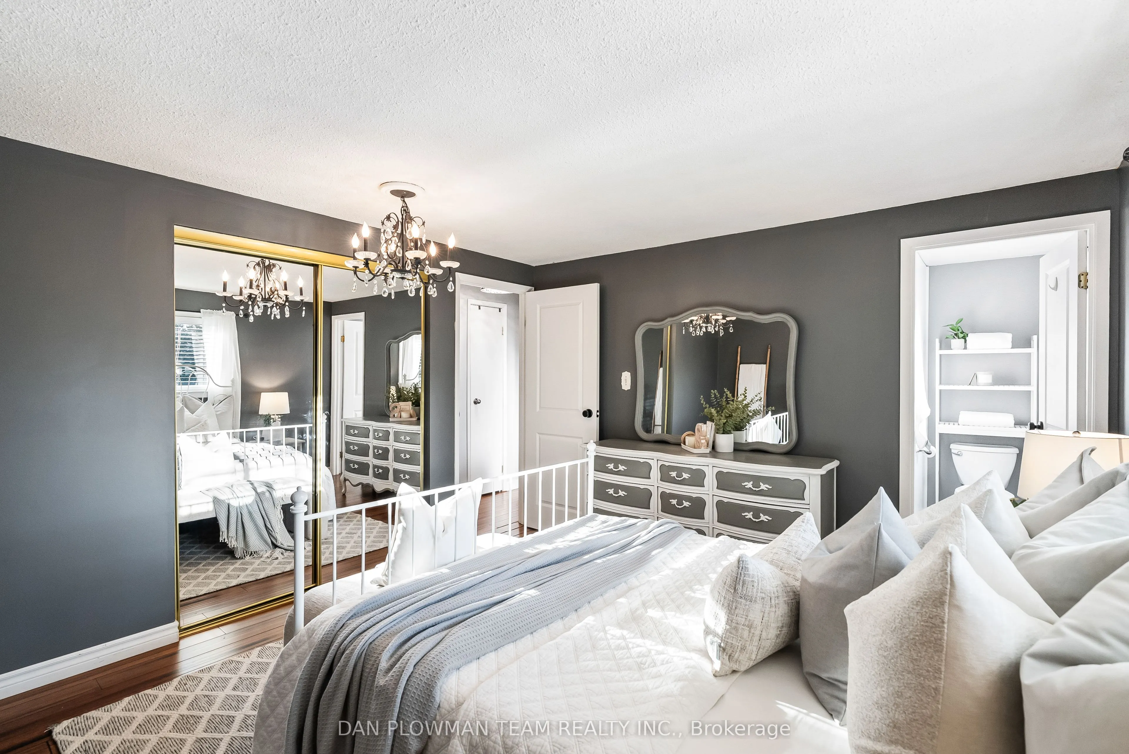 880 Carnaby Crescent