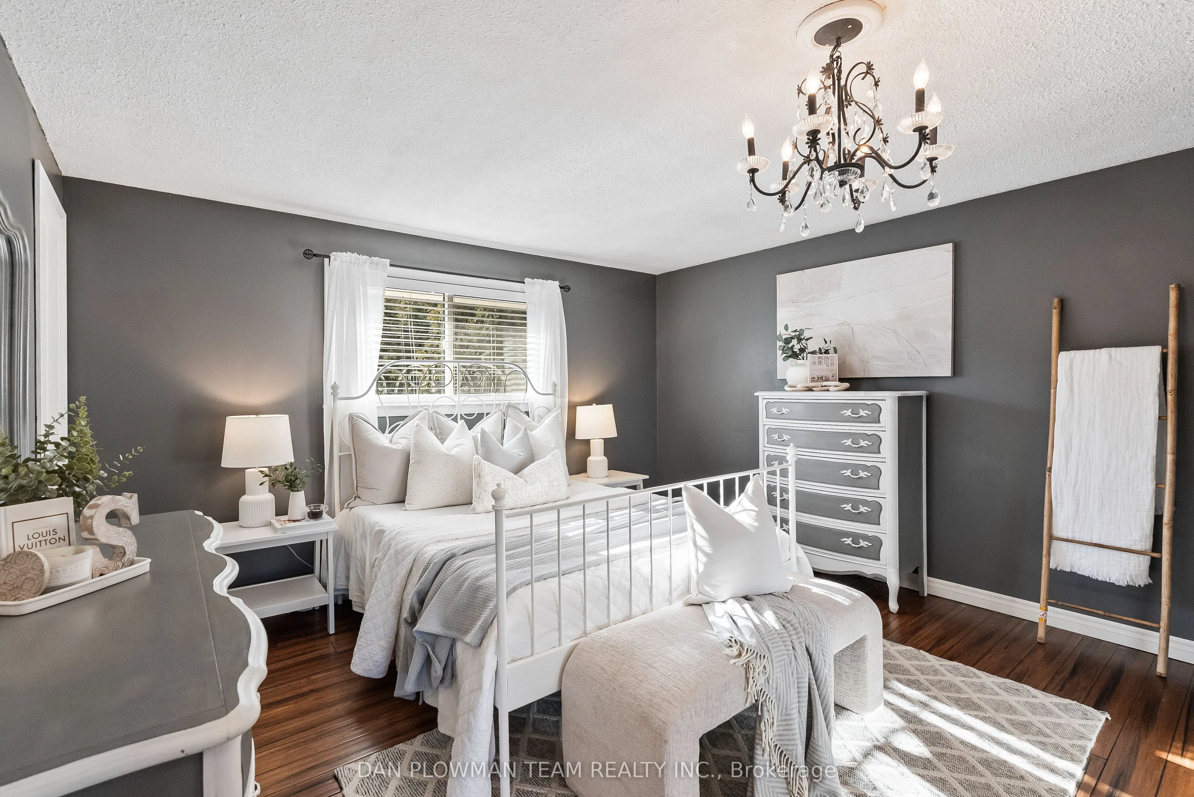 880 Carnaby Crescent