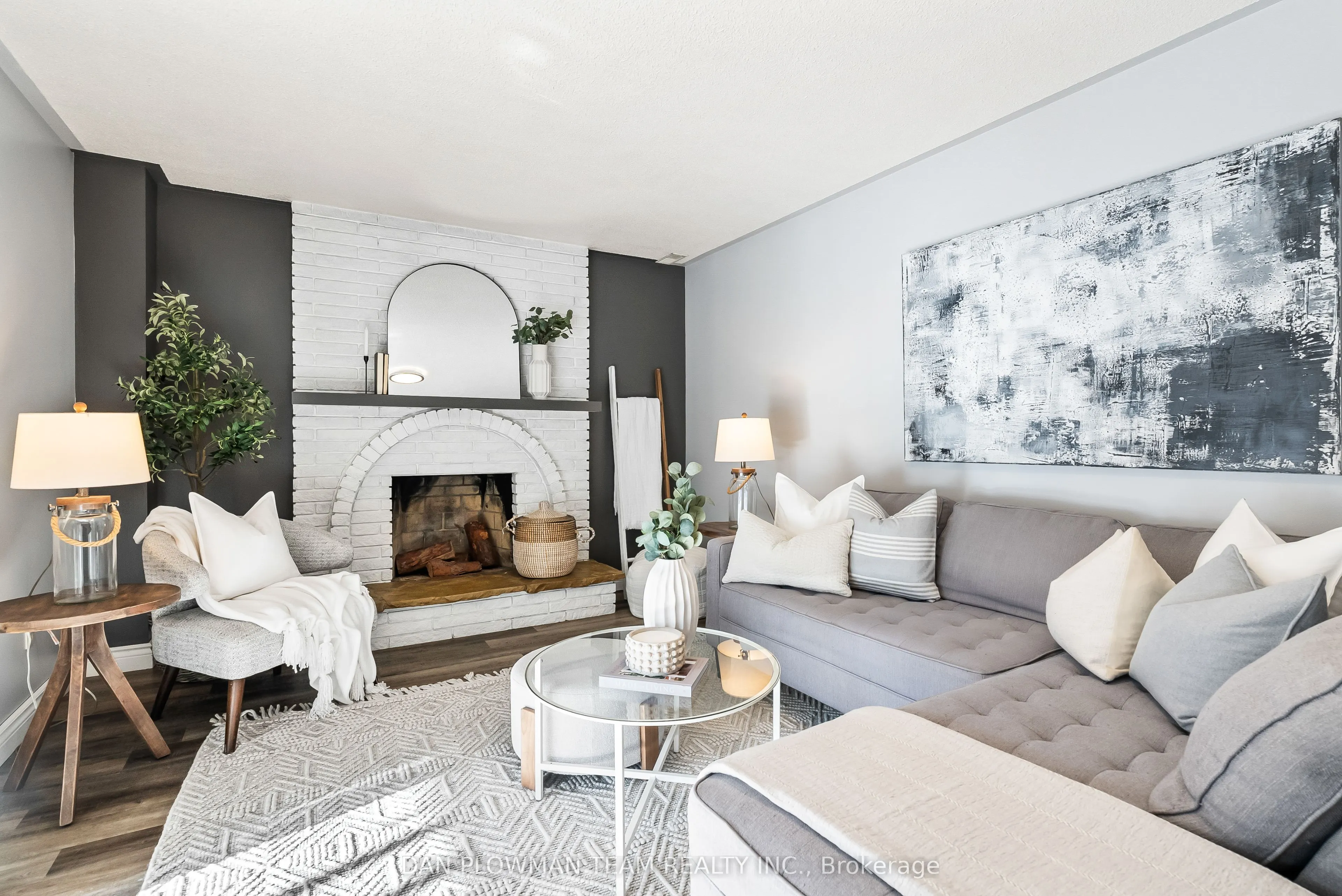 880 Carnaby Crescent