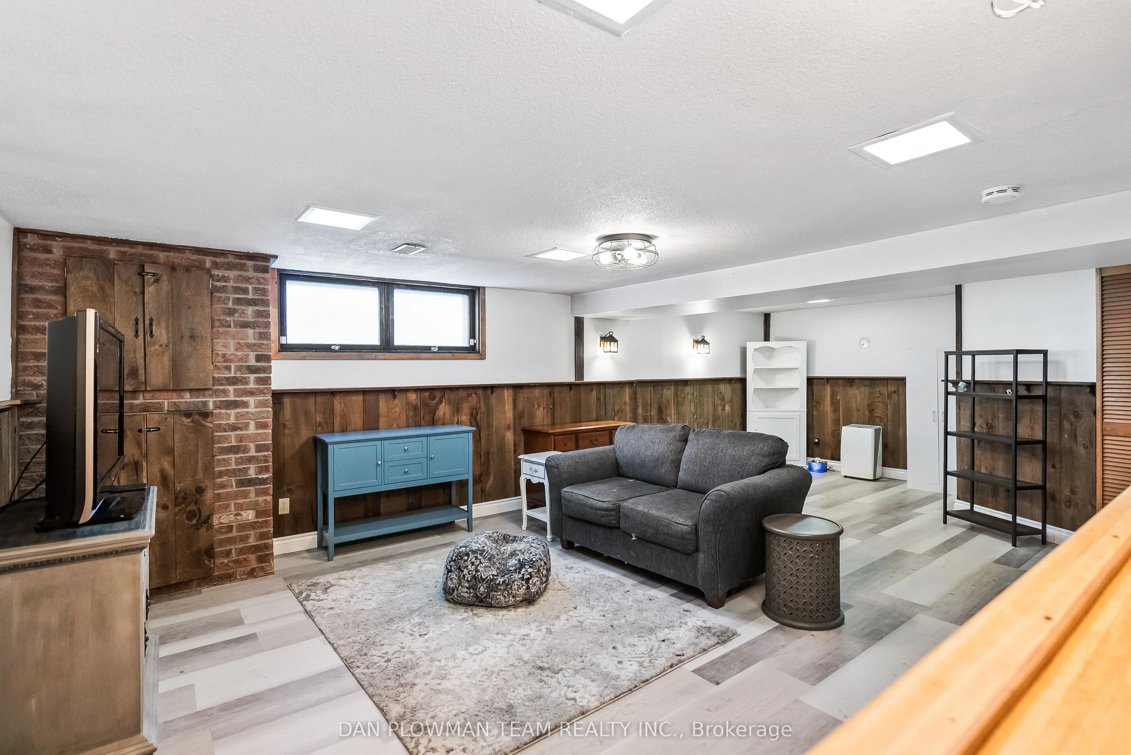 880 Carnaby Crescent