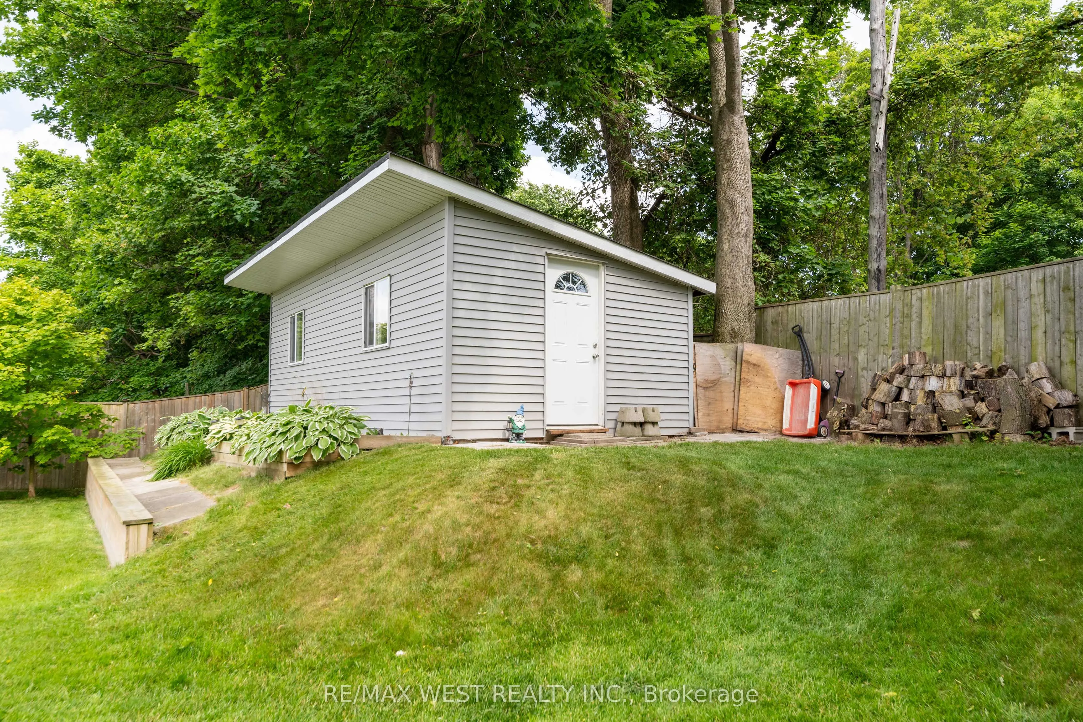 31 Pixley Crescent