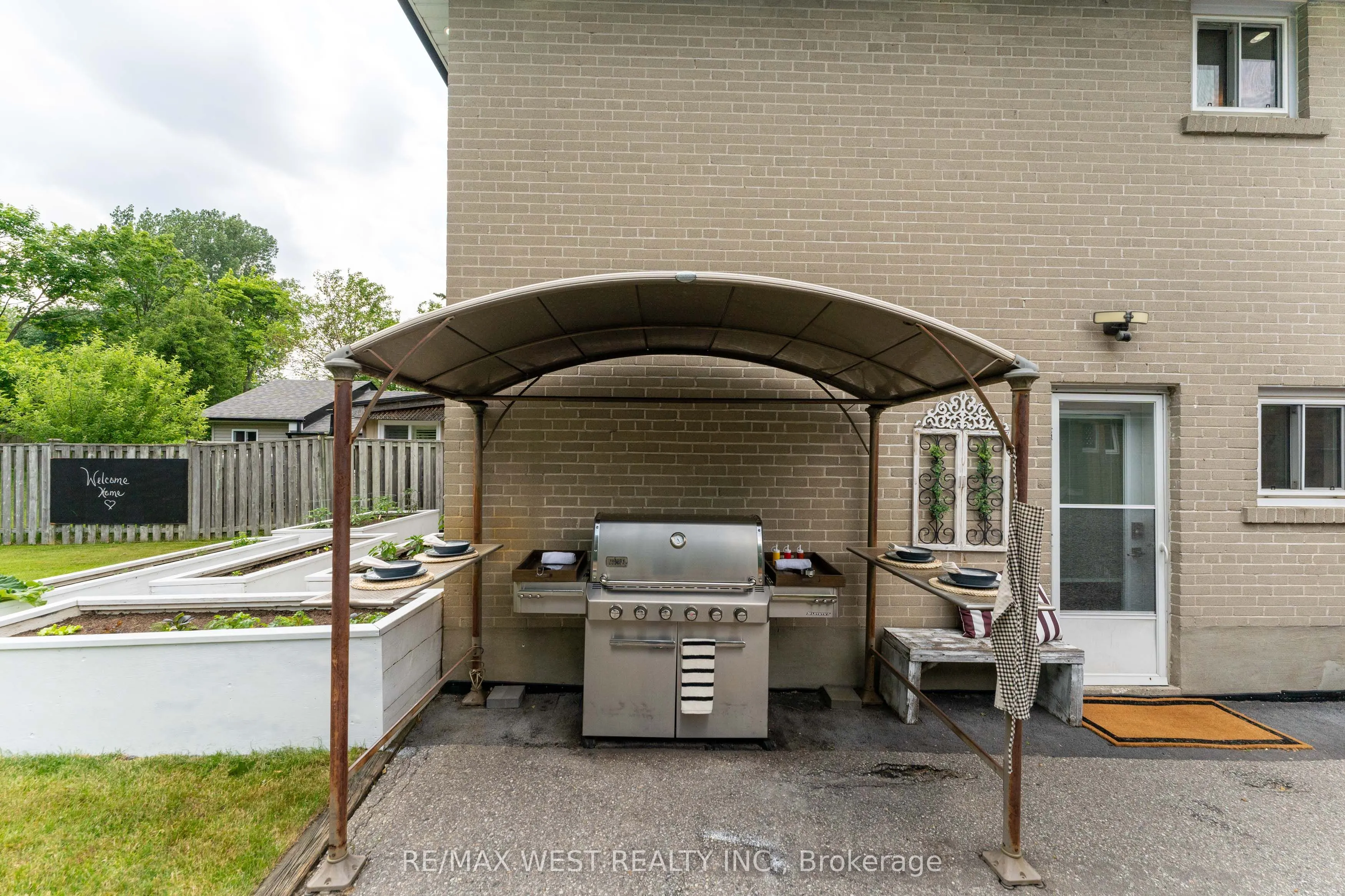 31 Pixley Crescent
