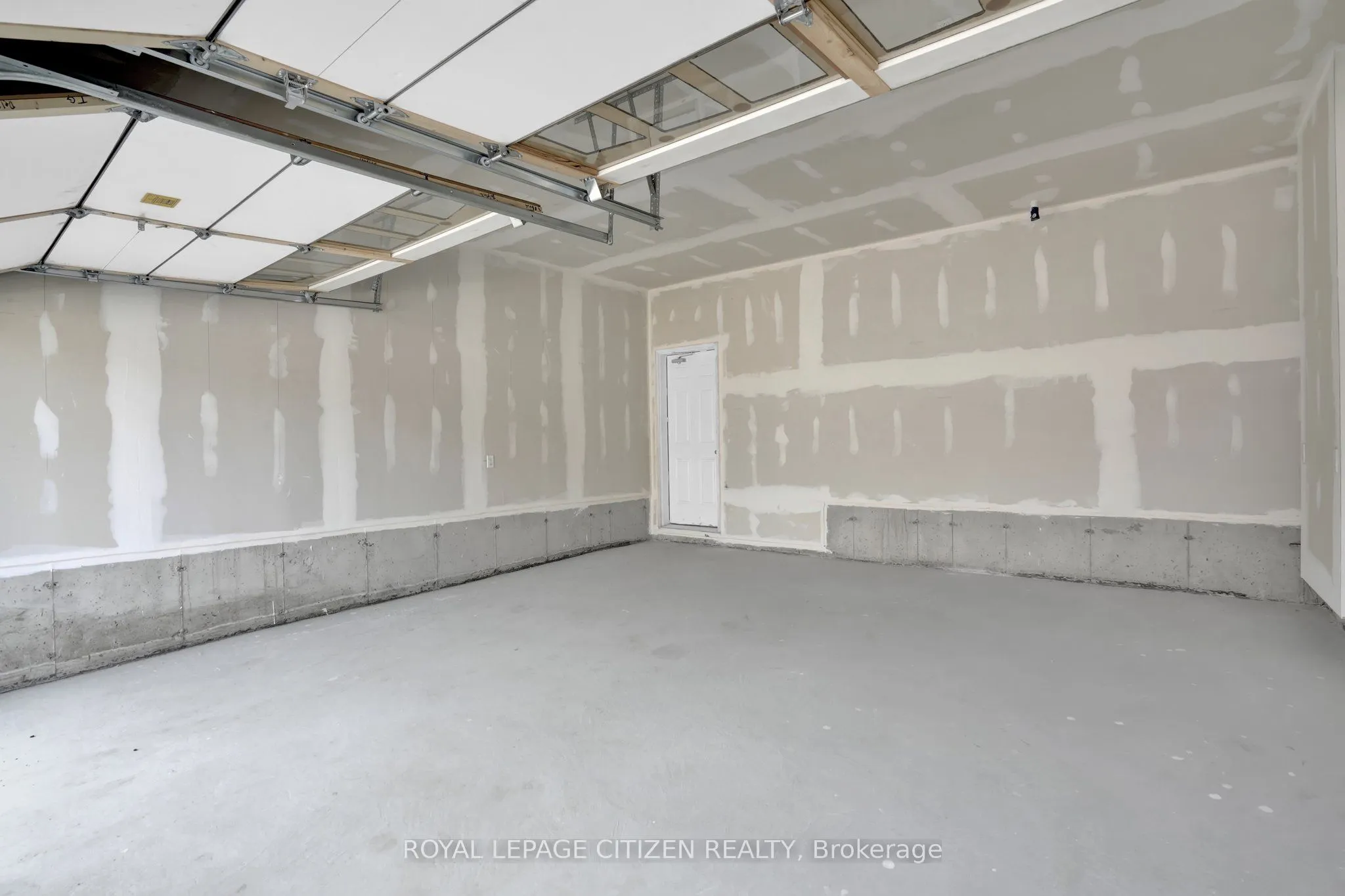 98 North Garden Boulevard W
