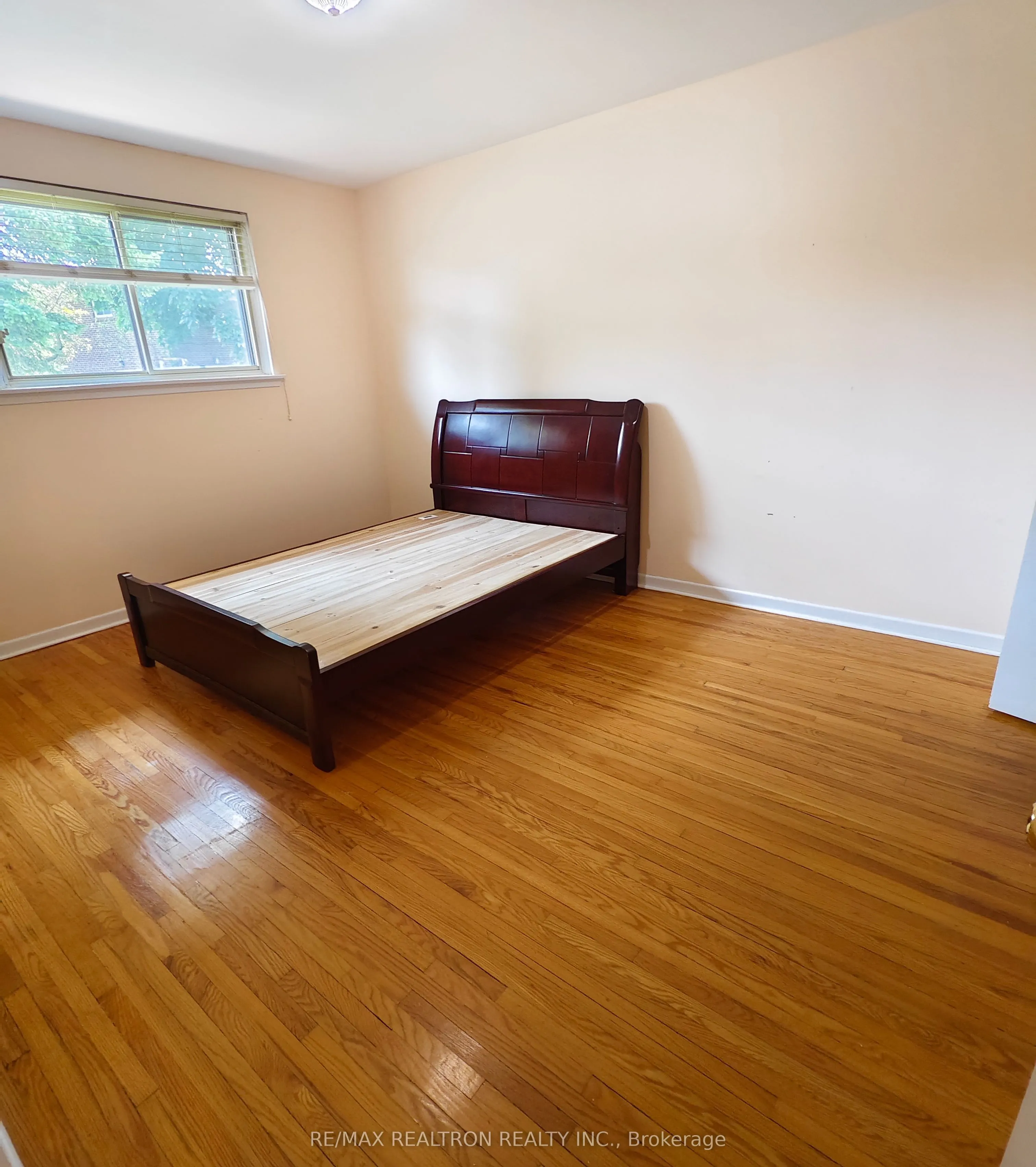 17 Dibgate Boulevard, #Main Floor