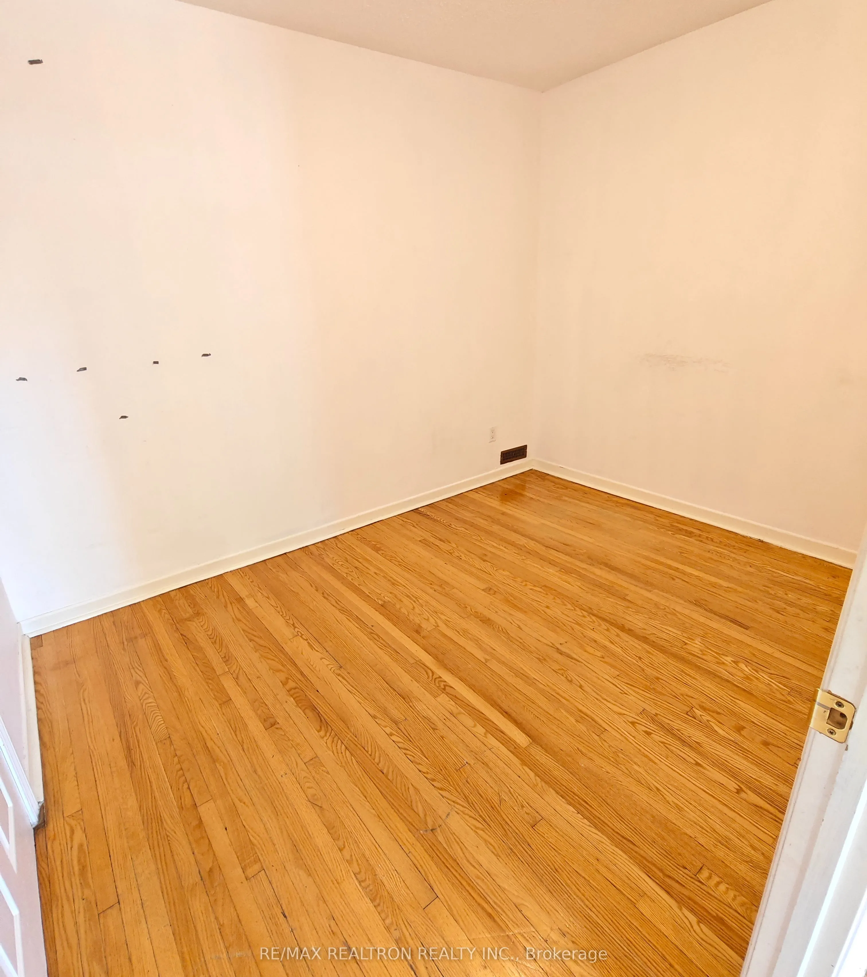17 Dibgate Boulevard, #Main Floor