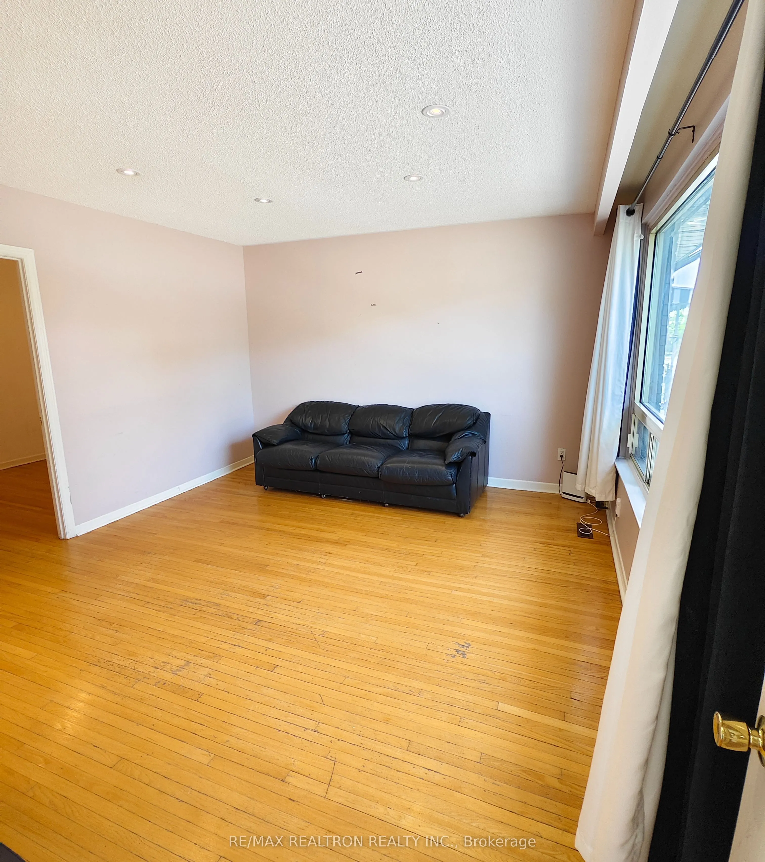 17 Dibgate Boulevard, #Main Floor