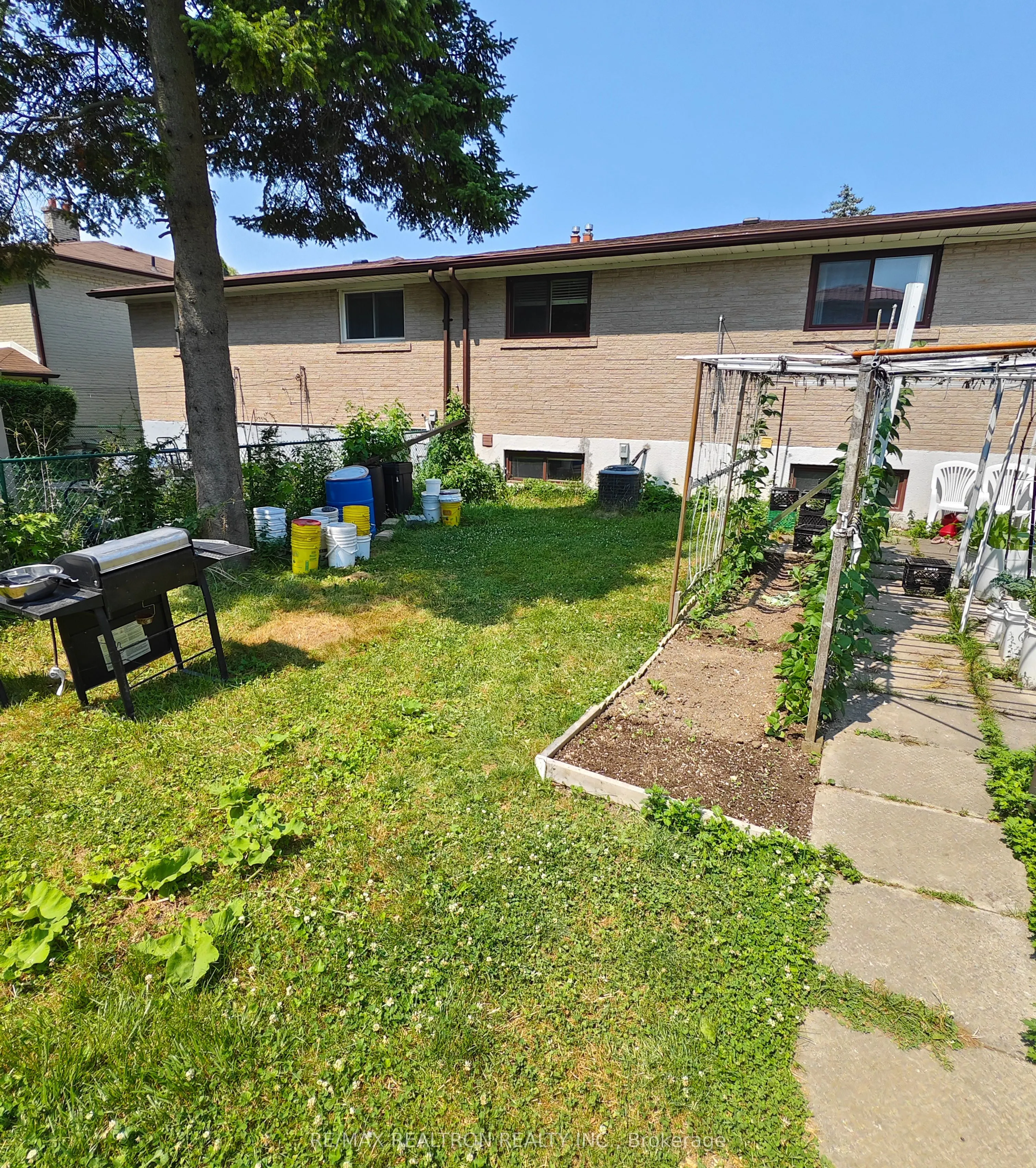 17 Dibgate Boulevard, #Main Floor